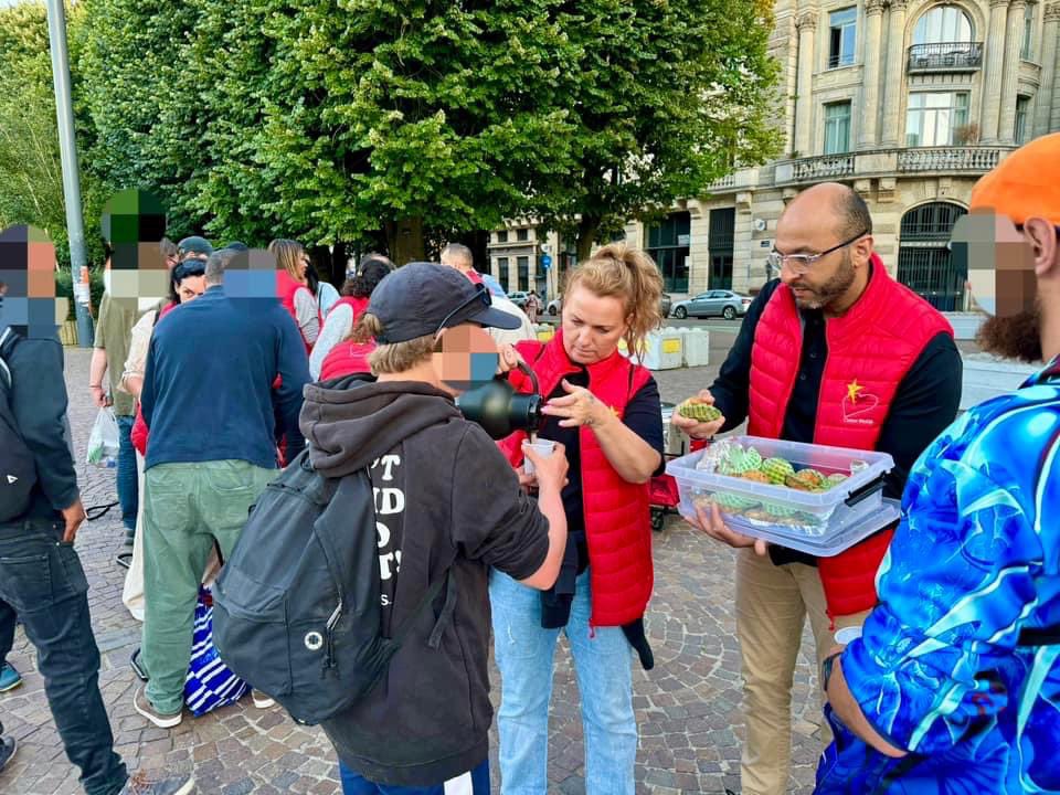 ElhossainAms's tweet photo. 🌟 Nous ne voyageons peut-être pas tous dans le même wagon, mais nous sommes indéniablement dans le même train. Certains sont en première classe, d'autres en classe économique, et d'autres encore sur le toit ou accrochés sur les côtés.

« Le partage multiplie le bonheur. » https://t.co/cbGfrE3U0q