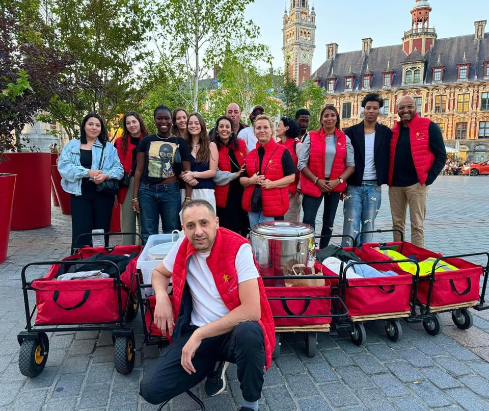 ElhossainAms's tweet photo. 🌟 Nous ne voyageons peut-être pas tous dans le même wagon, mais nous sommes indéniablement dans le même train. Certains sont en première classe, d'autres en classe économique, et d'autres encore sur le toit ou accrochés sur les côtés.

« Le partage multiplie le bonheur. » https://t.co/cbGfrE3U0q