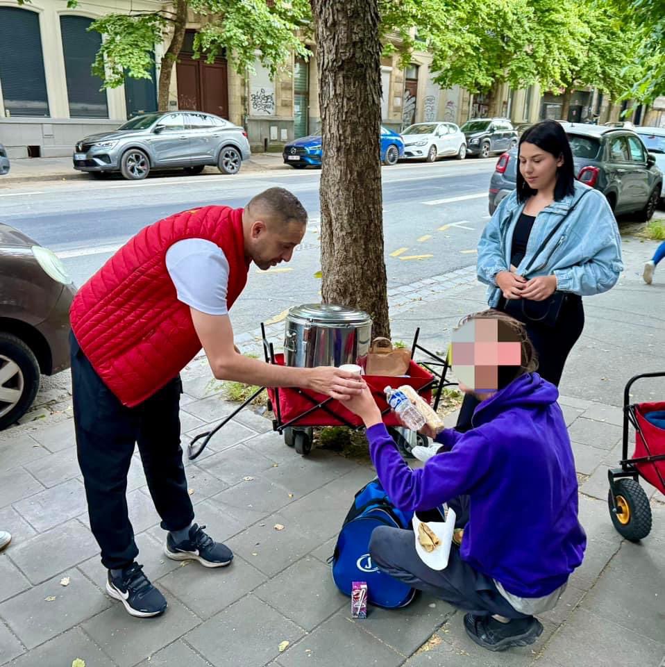 ElhossainAms's tweet photo. 🌟 Nous ne voyageons peut-être pas tous dans le même wagon, mais nous sommes indéniablement dans le même train. Certains sont en première classe, d'autres en classe économique, et d'autres encore sur le toit ou accrochés sur les côtés.

« Le partage multiplie le bonheur. » https://t.co/cbGfrE3U0q