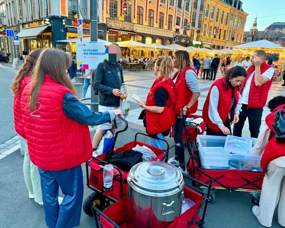 ElhossainAms's tweet photo. 🌟 Nous ne voyageons peut-être pas tous dans le même wagon, mais nous sommes indéniablement dans le même train. Certains sont en première classe, d'autres en classe économique, et d'autres encore sur le toit ou accrochés sur les côtés.

« Le partage multiplie le bonheur. » https://t.co/cbGfrE3U0q