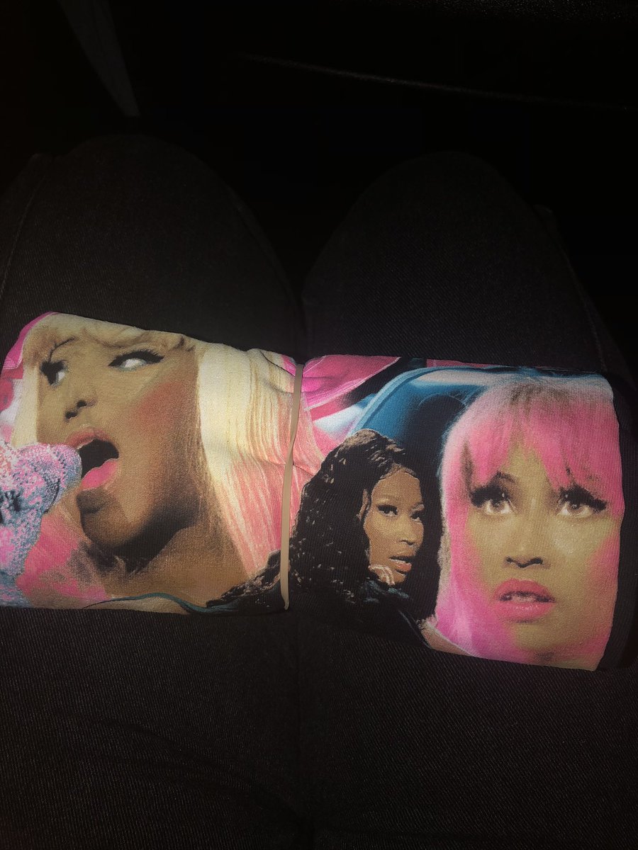 Skiterlud3's tweet image. I CAUGHT A SHIRT OMG @NICKIMINAJ #GagCitySanFrancisco ‼️‼️🩷😭😭