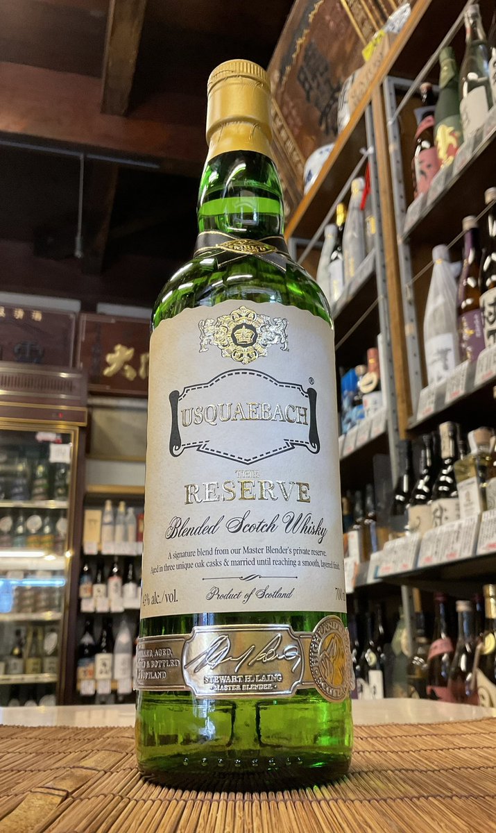 minoyawakizaka's tweet image. ゲール語で「生命の水」という意味で、ウイスキーの語源と言われる「ウシュクベー」がそのまま商品名になったブレンデッドスコッチウイスキー。
スイート＆スパイシーでリッチな飲み応え。

「ウシュクベー　リザーブ43％」700ml／5450円（税別）
#USQUAEBACH #生命の水 #ロバート・バーンズ