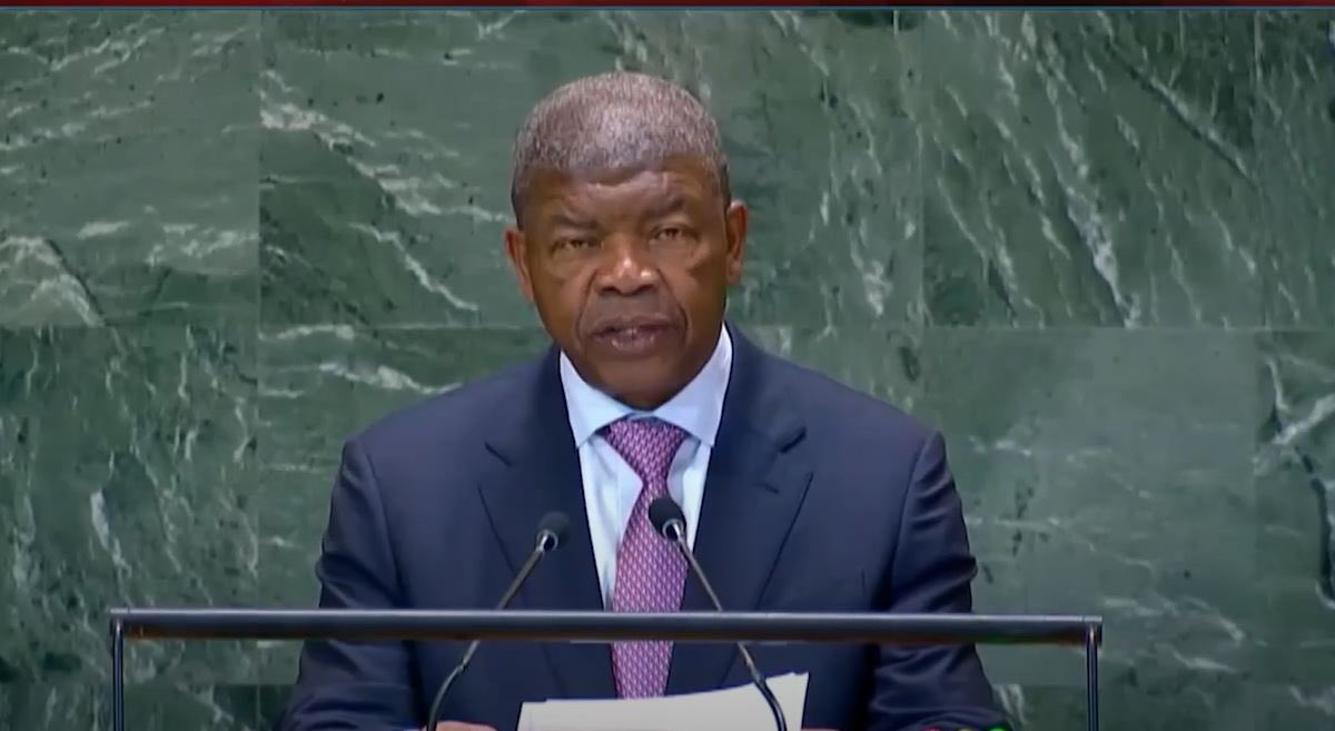 cesarchiyaya's tweet photo. JLO FAZ O PIOR DISCURSO DE SEMPRE NA ONU

JLO disse muita coisa, mas três aspetos são extremamente importantes para perceber o quão fraco e desnecessário foi este discurso:

1 - JLO, em vez de se comprometer a combater a fome e a miséria, quer transferir a sua responsabilidade para a ONU.

 E aí, os assessores erraram de forma absurda - porque a ONU, a não ser que eu esteja errado, para além de obsoleta, não é um governo, portanto, não combate pobreza nenhuma - na verdade, é responsabilidade de JLO combater a fome e não da #ONU - a ONU só publica relatórios e agendas imaginárias.

2 - JLO disse à ONU que “Angola tem apostado decisivamente na transição para a digitalização da economia” - mas isso não é verdade - a economia angolana funciona toda à moda antiga, bem antiga - não há nenhuma transição à vista.

3 - Relativamente à Reforma da Arquitetura Financeira mundial, JLO, mais uma vez, tentou generalizar os problemas.

Como se todos os países estivessem “na lama”, tal como Angola.

Mas a estratégia de generalizar os problemas já não convence ninguém - neste século XXI, cada um é por si, cada país faz o seu jogo.

A dívida “pública mundial” de que JLO se queixou não é propriamente um problema; o problema é quando se desconhece o paradeiro do dinheiro emprestado.

—-
“É até lá, estou-me nas tintas”.