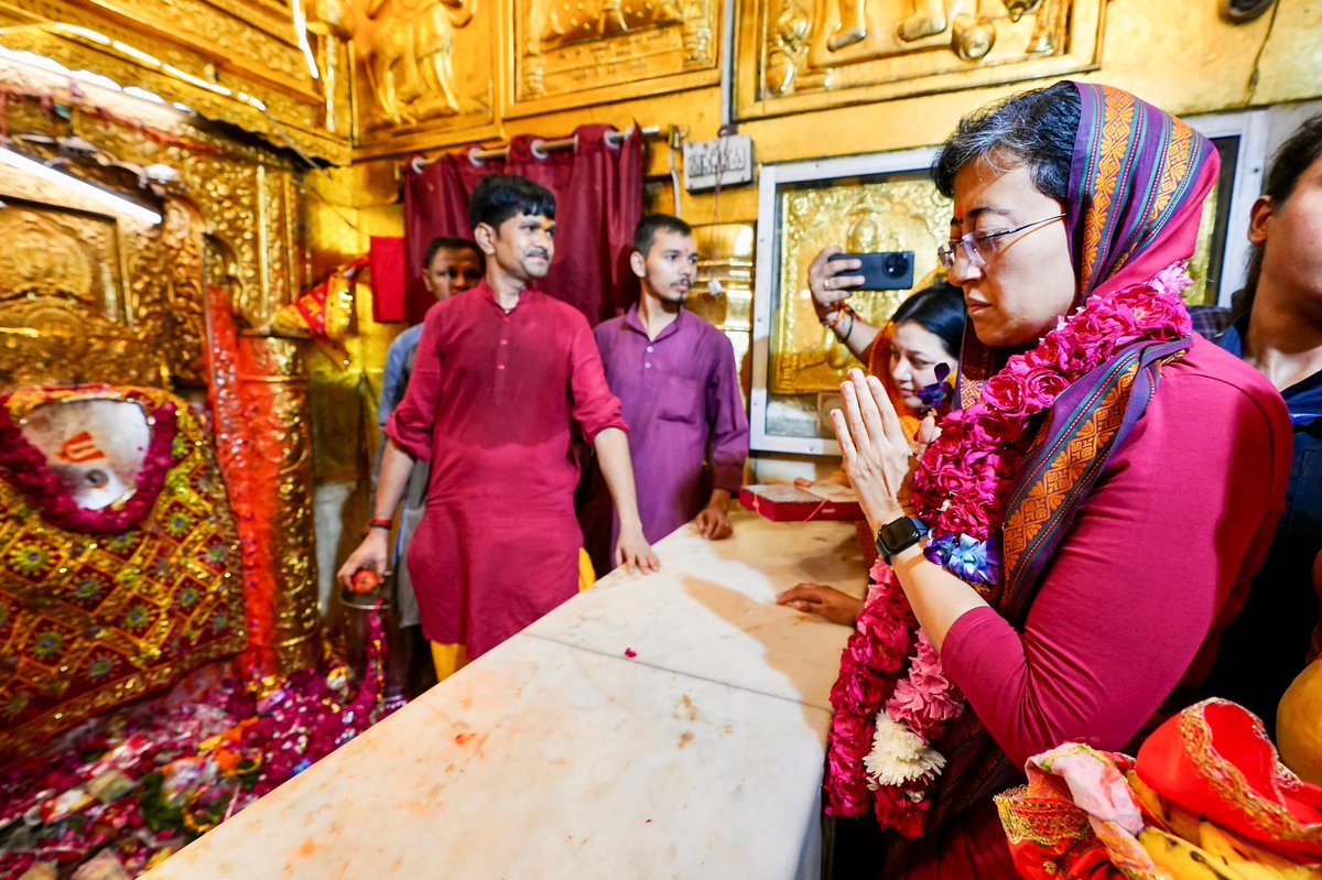 AtishiAAP's tweet photo. कनॉट प्लेस स्थित प्राचीन हनुमान मंदिर में हनुमान जी का आशीर्वाद लिया। 

पिछले 2 सालों में आम आदमी पार्टी, दिल्ली सरकार, दिल्ली की जनता और हमारे नेता अरविंद केजरीवाल जी के ख़िलाफ़ बहुत षड्यंत्र रचे गए। लेकिन हनुमान जी ने हर संकट से हमारी रक्षा की। 

संकट मोचन से यही प्रार्थना है कि, उनका आशीर्वाद सदैव हम सभी पर बना रहे, हम दिल्लीवालों के काम करते रहे और आने वाले चुनाव के बाद एक बार फिर @ArvindKejriwal जी दिल्ली के मुख्यमंत्री बनें।