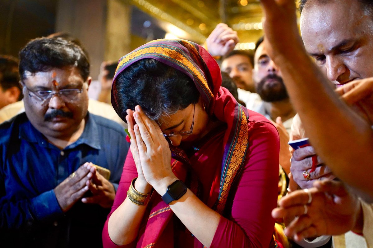 AtishiAAP's tweet photo. कनॉट प्लेस स्थित प्राचीन हनुमान मंदिर में हनुमान जी का आशीर्वाद लिया। 

पिछले 2 सालों में आम आदमी पार्टी, दिल्ली सरकार, दिल्ली की जनता और हमारे नेता अरविंद केजरीवाल जी के ख़िलाफ़ बहुत षड्यंत्र रचे गए। लेकिन हनुमान जी ने हर संकट से हमारी रक्षा की। 

संकट मोचन से यही प्रार्थना है कि, उनका आशीर्वाद सदैव हम सभी पर बना रहे, हम दिल्लीवालों के काम करते रहे और आने वाले चुनाव के बाद एक बार फिर @ArvindKejriwal जी दिल्ली के मुख्यमंत्री बनें।