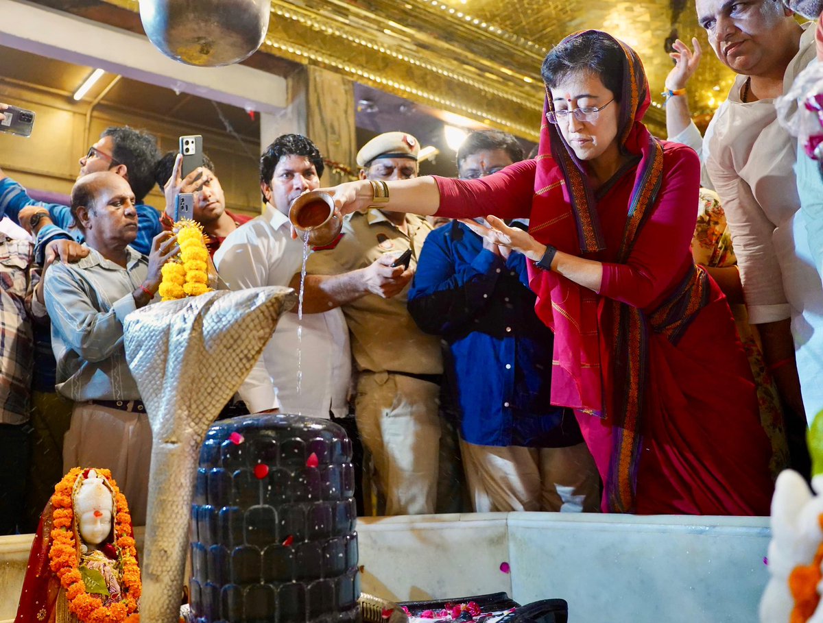 AtishiAAP's tweet photo. कनॉट प्लेस स्थित प्राचीन हनुमान मंदिर में हनुमान जी का आशीर्वाद लिया। 

पिछले 2 सालों में आम आदमी पार्टी, दिल्ली सरकार, दिल्ली की जनता और हमारे नेता अरविंद केजरीवाल जी के ख़िलाफ़ बहुत षड्यंत्र रचे गए। लेकिन हनुमान जी ने हर संकट से हमारी रक्षा की। 

संकट मोचन से यही प्रार्थना है कि, उनका आशीर्वाद सदैव हम सभी पर बना रहे, हम दिल्लीवालों के काम करते रहे और आने वाले चुनाव के बाद एक बार फिर @ArvindKejriwal जी दिल्ली के मुख्यमंत्री बनें।