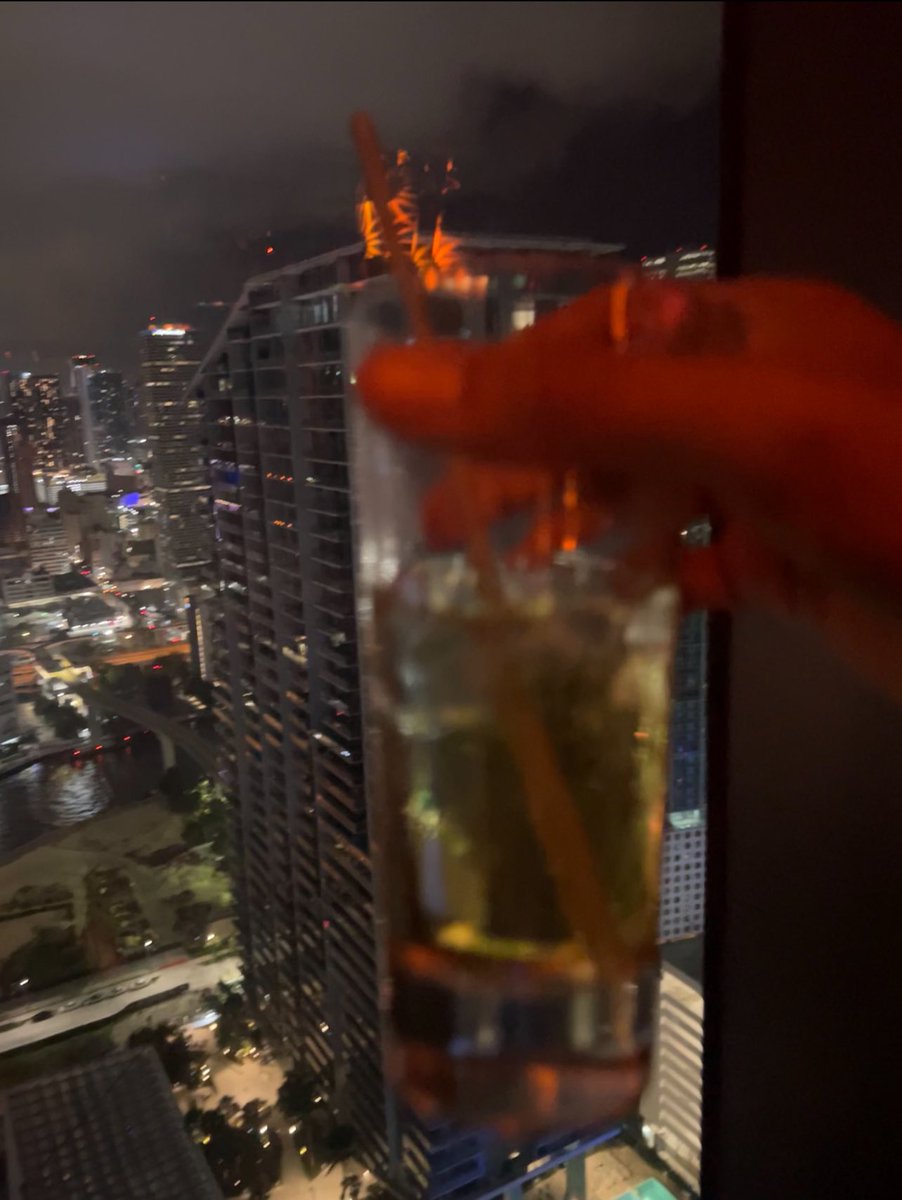 MoneyBaggZae_'s tweet photo. 🥃Drink 2 🤣 GO! 🌃 https://t.co/9tT2L5fQXb