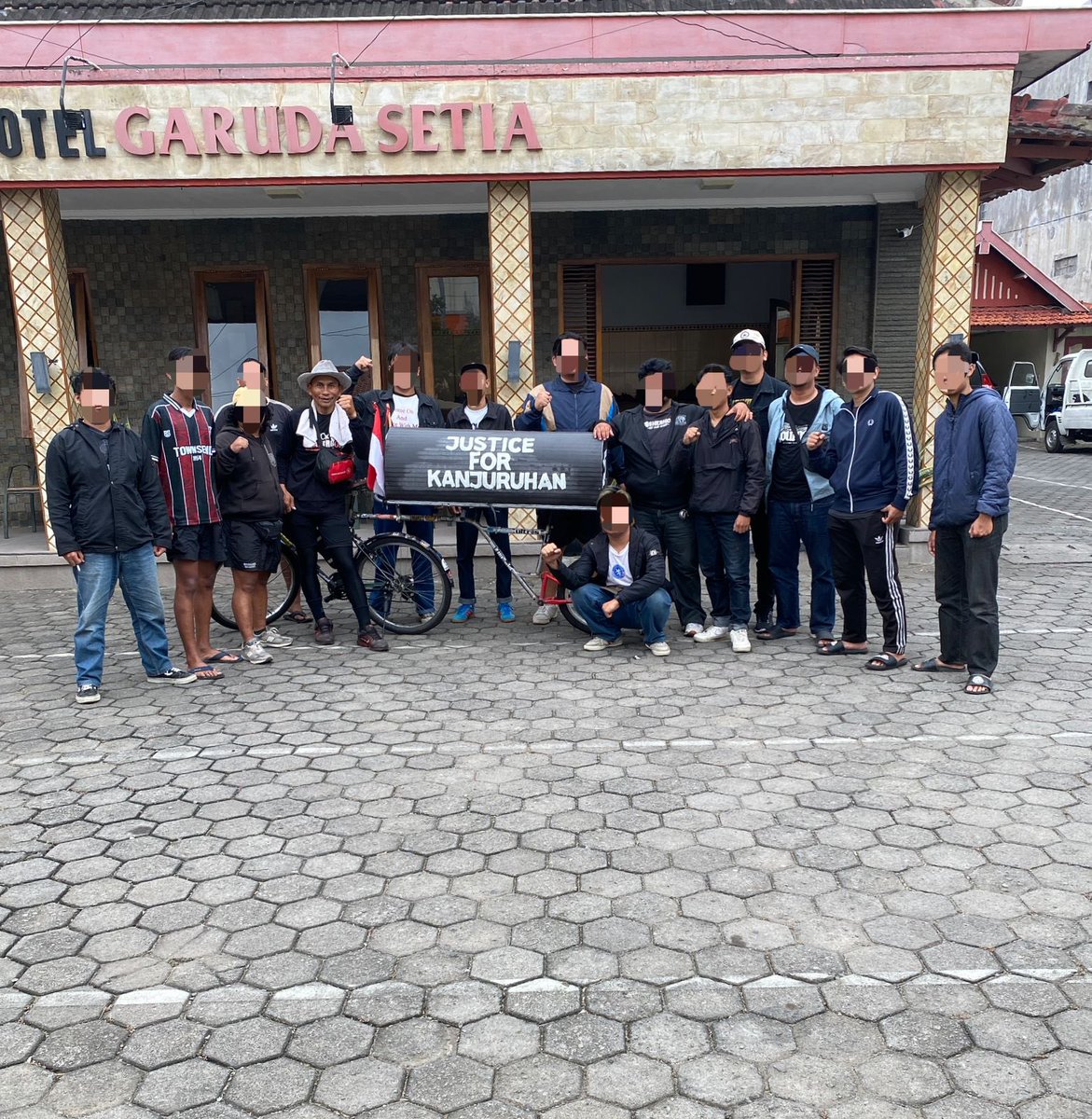 Siang ini Pak Midun melanjutkan perjalanannya. Semoga di setiap kilometer yang beliau tempuh menjadi doa dan keadilan bagi para korban, sehat selalu Pak Midun 🌻

#DontStopTalkingAboutKanjuruhan 
#2TahunTragediKanjuruhan