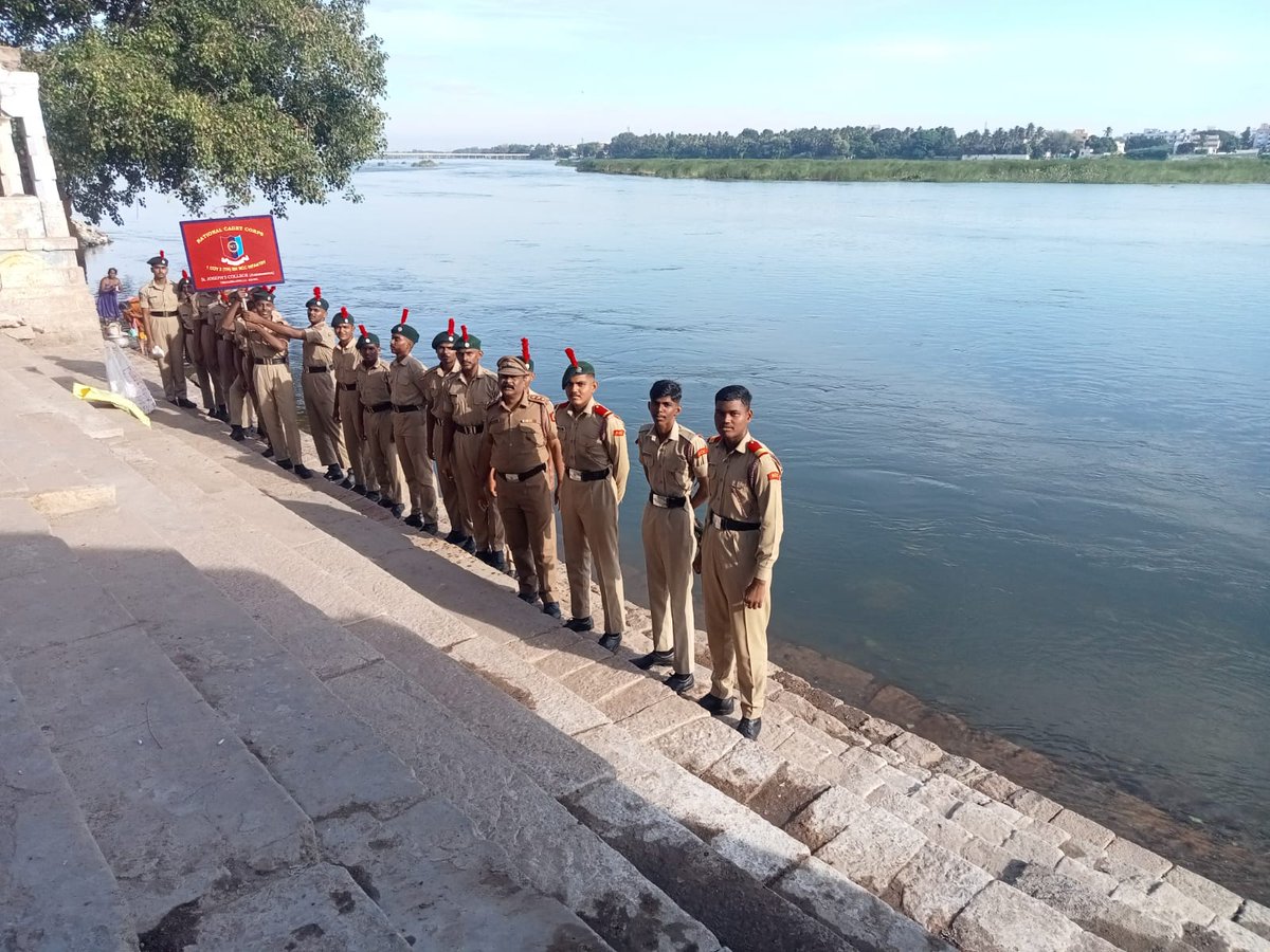 NCCRockfort's tweet photo. #SwachhtaHiSeva2024 ANO &amp; SD NCC cadets of Saint Joseph's College Trichy under 2 Tamilnadu Battalion NCC Tiruchirappalli carried out Shramdaan on ghats of River Kaveri near Srirangam on 24 Sep 2024 as part of Jan Andolan for Swachhata Hi Bhagidhari @NCCDte_TNPAN @Def_PRO_Chennai https://t.co/8uqtGqzdSi