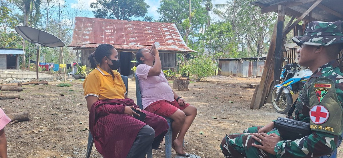 SquadGaruda741's tweet photo. CEGAH TERJADINYA STUNTING SATGAS YONIF 741/GN DISTRIBUSIKAN SUSU IBU HAMIL KE SVD DAN PUSKESMAS DI DAERAH PERBATASAN
DISIPLIN - TANGGUNG JAWAB - SETIA KAWAN
#puspentni
#yonif741
#korem163
#korem161
#kodamixudayana
#tni_angkatan_ darat
#tniprima https://t.co/K6qJiMJ59W