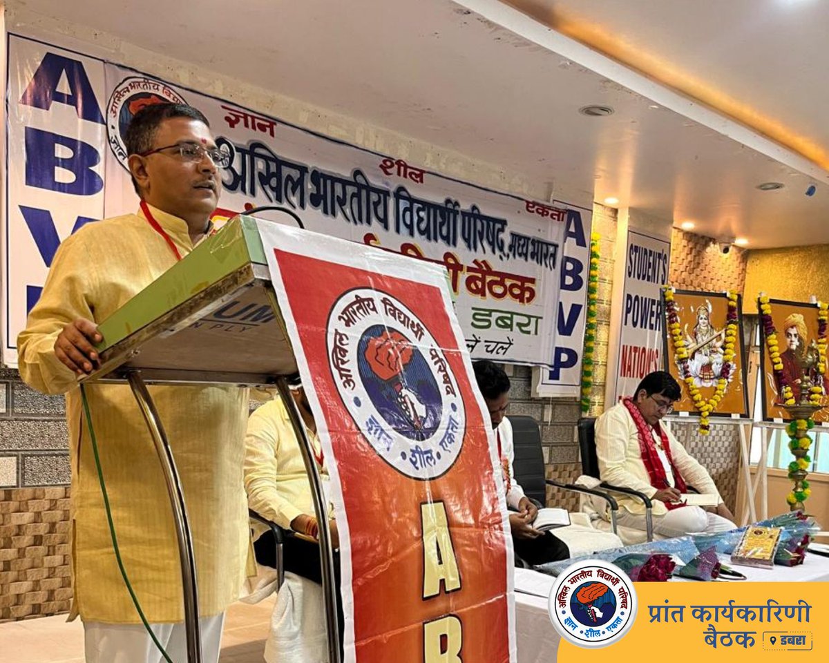 ABVPMB's tweet photo. 24 और 25 सितंबर 2024 को डबरा में आयोजित अभाविप मध्यभारत प्रांत की दो दिवसीय 'प्रांत कार्यकारिणी बैठक' का शुभारंभ क्षेत्रीय संगठन मंत्री श्री @ChetasSukhadia, अध्यक्ष प्रो. @Dharmendra_gwl, प्रांत मंत्री श्री @Sandeep_vaishnv, और प्रांत संगठन मंत्री श्री @rohitdubey_mp द्वारा दीप प्रज्वलित कर किया गया। (1/2)