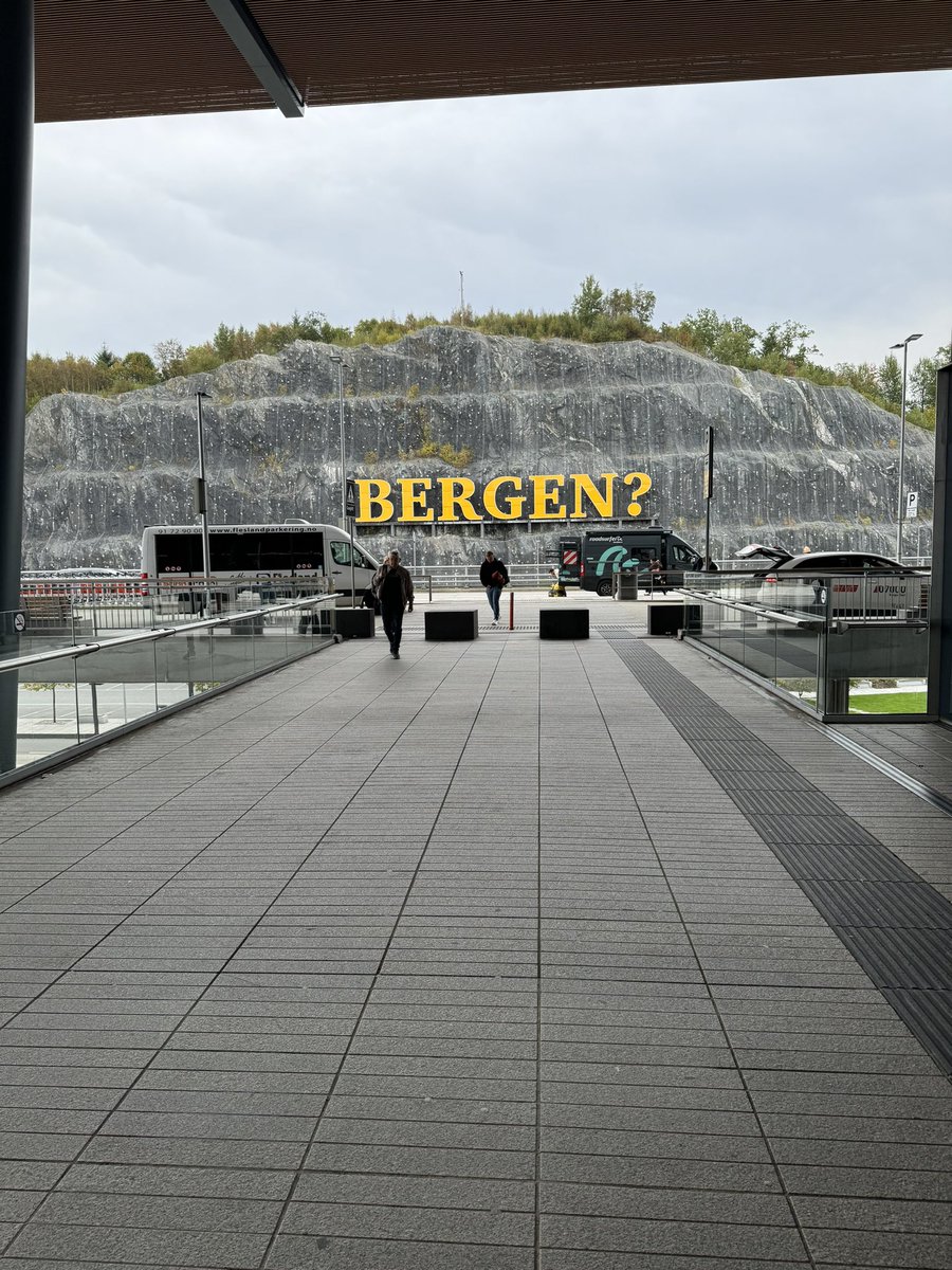 På veg til møte i Nynorsk forum, ei samling av 19 nynorskorganisasjonar og institusjonar.