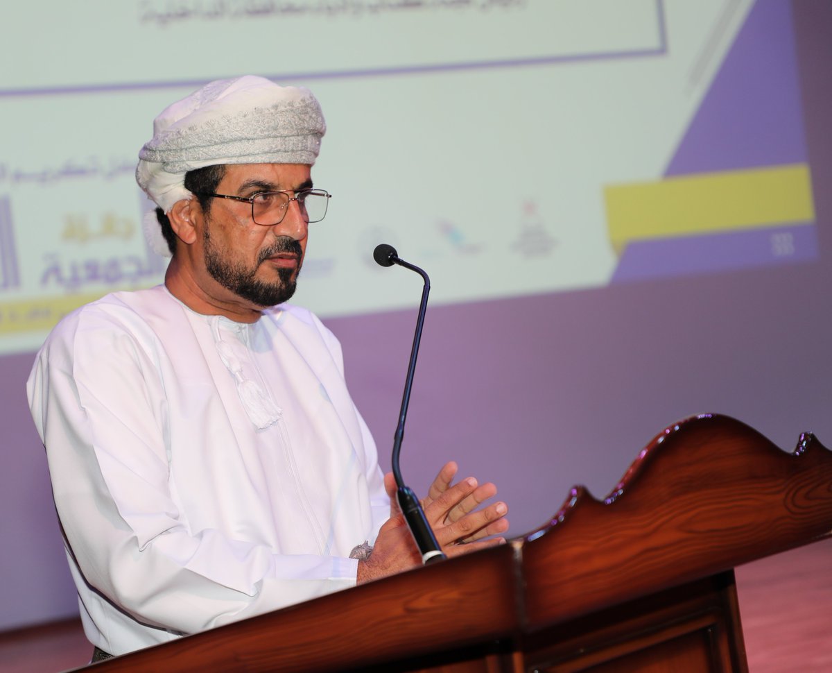 EduGovDkh's tweet photo. استهل الحفل بكلمة ألقاها الفاضل أحمد بن مرهون البوسعيدي رئيس لجنة كتاب و أدباء الداخلية قال فيها سعت المسابقة إلى تنمية روح التنافس بين الطلبة، وتشجيع الكتابات الأدبية لديهم، ولا شك في أن هذا كله يعزز دور الجمعية العمانية للكتاب والأدباء في خدمة المجتمع العماني،  وصقل مواهب الطلاب 
 #تعليمية_الداخلية