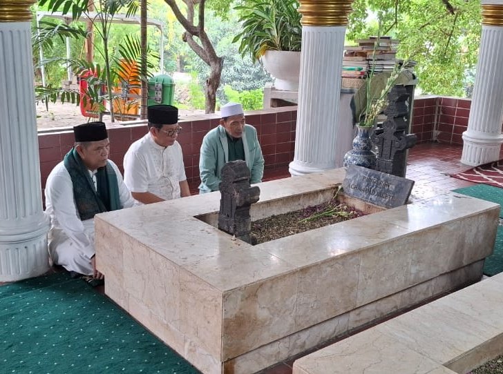 ramerame_namae's tweet photo. Mas Pram ziarah ke makam Pangeran Jayakarta #MasPram #JakartaMenyala #PangeranJayakarta https://t.co/nBgns9XAK5
