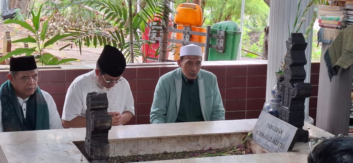 ramerame_namae's tweet photo. Mas Pram ziarah ke makam Pangeran Jayakarta #MasPram #JakartaMenyala #PangeranJayakarta https://t.co/nBgns9XAK5