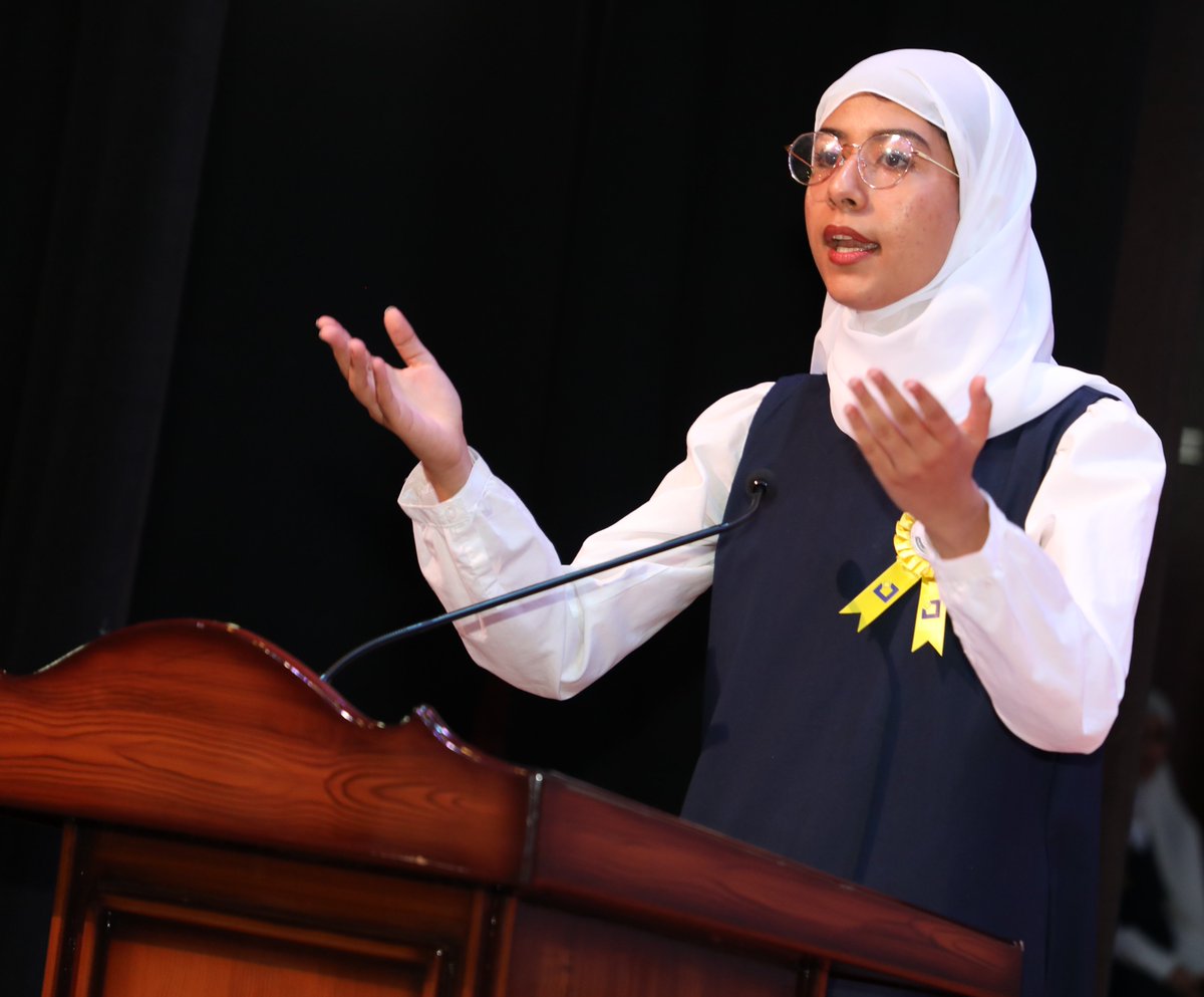 EduGovDkh's tweet photo. عقب ذلك قدمت الطالبة رناد بنت ناصر بن محمد السليمانية من مدرسة الشيخة نضيرة الريامية للتعليم الأساسي قصيدة شعرية 
#تعليمية_الداخلية https://t.co/wRKRmNT6gU