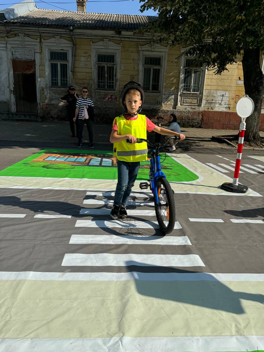 MRSMoldova's tweet photo. #EUMobilityWeek wrapped up with great events by #ACM &amp; #RMPolice, encouraging everyone to leave cars at home and walk or use alternative transport. 🌍🚶‍♂️🚲 #GreenCity #SafeEnvironment #SafeStreets @fia @FIAFdn @UNICEFMoldova @EASSTransport @RoadSafetyNGOs @mobilityweek @OEAMTC https://t.co/xockwdFJXE