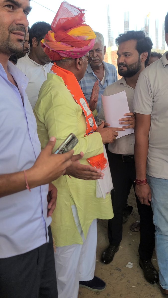 DineshSuwalkya's tweet image. आज भाजपा कार्यालय मनोहरपुर में उपेन भाईसाब के सहयोग से माननीय शिक्षामंत्री जी को ज्ञापन देकर उन्हें बताया कि BCI और SCI की योग्यता, कार्य और नियुक्ति क्रमश वरिष्ठ अध्यापक और व्याख्याता के समान है कृपया हमारा कैडर उनके साथ समायोजित करे🙏
@madandilawar 
@TheUpenYadav 
@casrajasthan