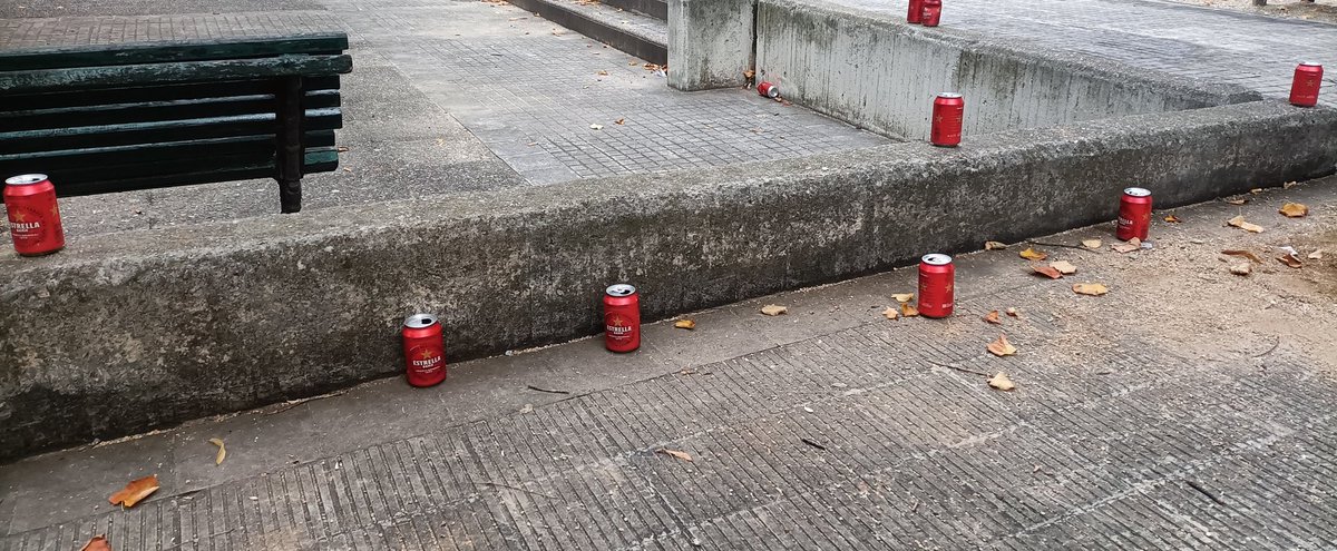 egaramuck's tweet image. Como operario de limpieza (y partidario del #SDDR) siento haber retirado esta magnífica y simpática obra de arte contemporáneo (o campaña publicitaria de @EstrellaDammCat). 
¡Vaya telita!