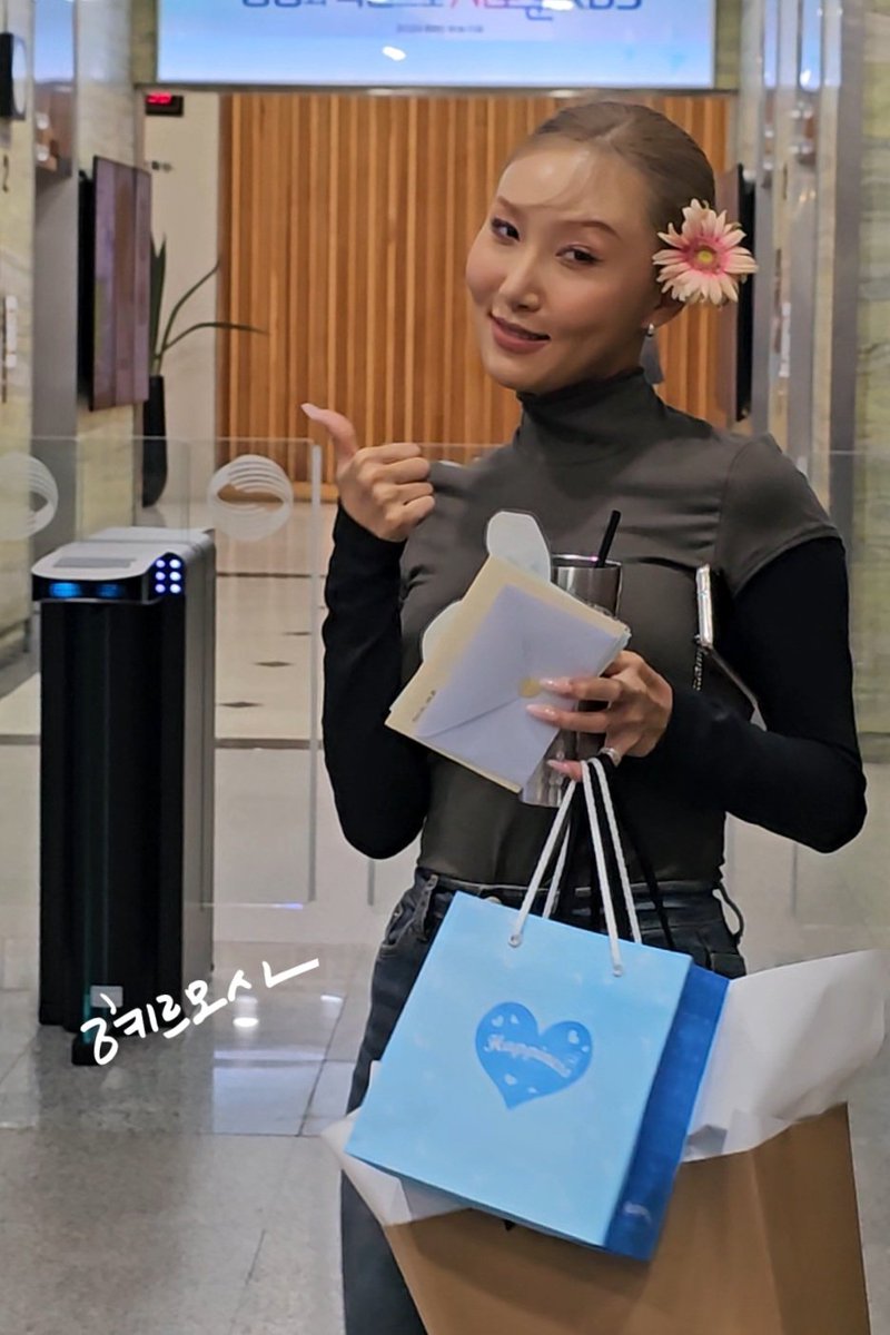 240924 이은지의 가요광장 퇴근

능글능글
틈새라면 최고지😋

#화사 #HwaSa #마마무