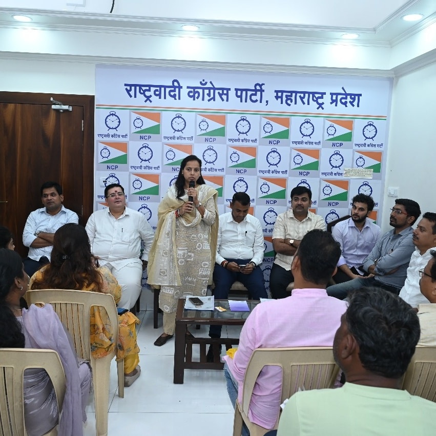 ajityeshwantrao's tweet photo. 📍मुंबई , महाराष्ट्र प्रदेश कार्यालय , राष्ट्रवादी काँग्रेस पक्ष.

राष्ट्रवादी काँग्रेस सोशल मीडिया प्रभारी पदी निवड झाल्याबद्दल राष्ट्रवादी काँग्रेस पक्षाच्या प्रदेश कार्यालय , मुंबई येथे सोशल मीडिया सेलच्या विविध पदाधिकारी आणि कार्यकर्ते यांची संयुक्त बैठक घेऊन ,कार्यकर्त्यांना संबोधित केले.  

नव्या जबाबदारी बद्दल महाराष्ट्र राज्य महिला व बाल विकास मंत्री ना.आदिती ताई तटकरे, ठाणे जिल्हाध्यक्ष आनंद परांजपे यांनी विशेष अभिनंदन केले. 

राष्ट्रवादी काँग्रेस पक्षाच्या सर्व सेल मध्ये समन्वय साधून , सोशल मीडियाच्या माध्यमातून पक्षाची भूमिका समाजातील प्रत्येक घटकांपर्यंत पोहोचवण्यासाठी कटिबद्ध राहण्याचे आवाहन यानिमित्ताने उपस्थित कार्यकर्ते आणि पदाधिकारी यांना केले.

याप्रसंगी , युवक प्रदेशाध्यक्ष सूरज चव्हाण, विद्यार्थी प्रदेशाध्यक्ष प्रशांत कदम,सोशल मीडिया चे सुदर्शन जगदाळे,प्रदेश समन्वयक डॉ.कपिल झोटिंग यांच्यासह पदाधिकारी आणि कार्यकर्ते आदी उपस्थित होते.

#thanksyou #आभार_धन्यवाद 
#राष्ट्रवादीकाँग्रेसपार्टी #NCP #सोशलमीडिया 
@mahancpspeaks @iAditiTatkare 
@paranjpe_anand