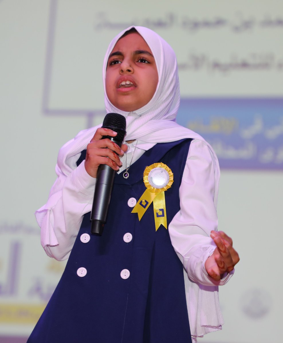 EduGovDkh's tweet photo. بعد ذلك قدم الطلبة المجيدين في الجائزة مانشيت إجادات الجائزة 
#تعليمية_الداخلية https://t.co/HKPGmlj68L