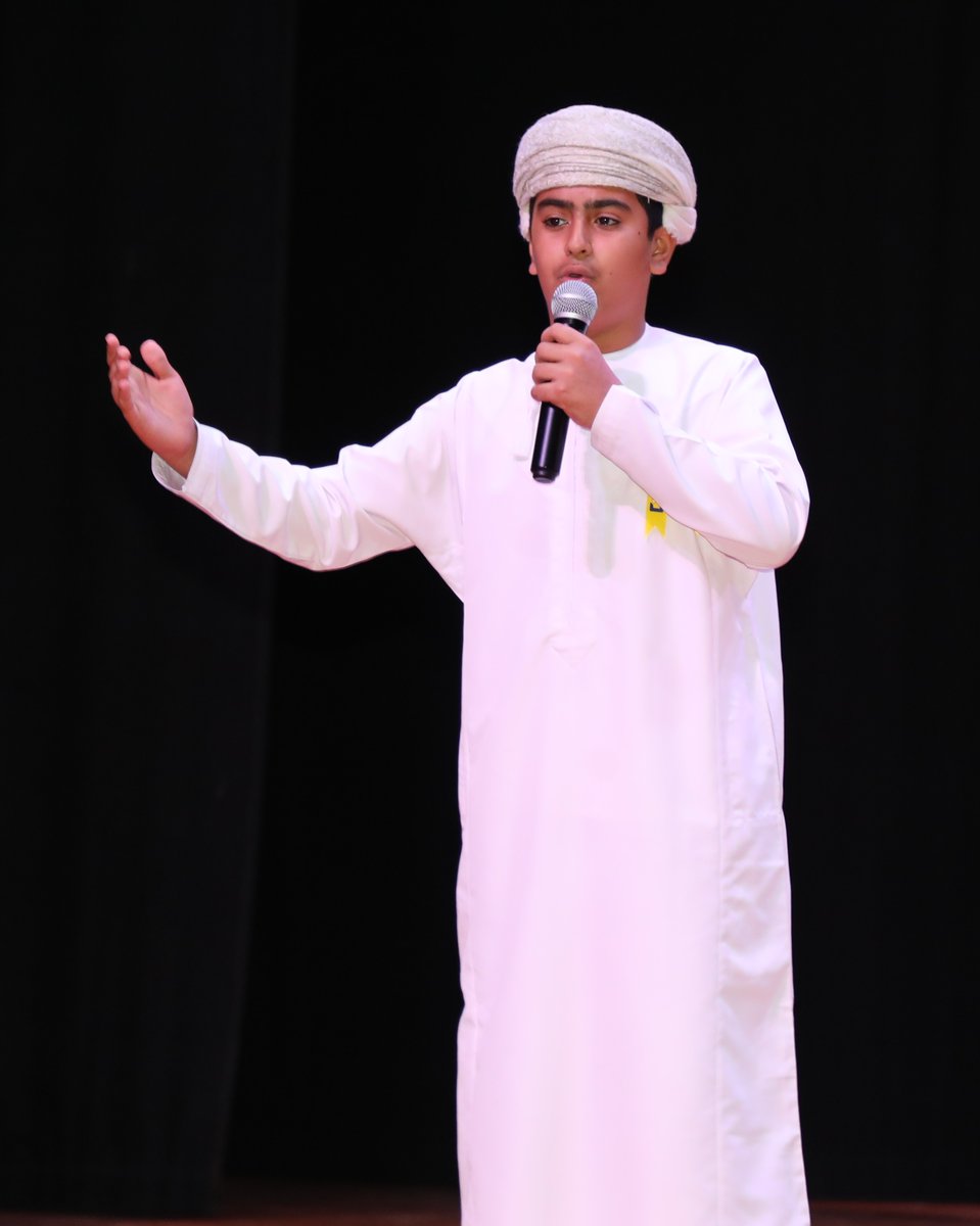 EduGovDkh's tweet photo. بعد ذلك قدم الطلبة المجيدين في الجائزة مانشيت إجادات الجائزة 
#تعليمية_الداخلية https://t.co/HKPGmlj68L