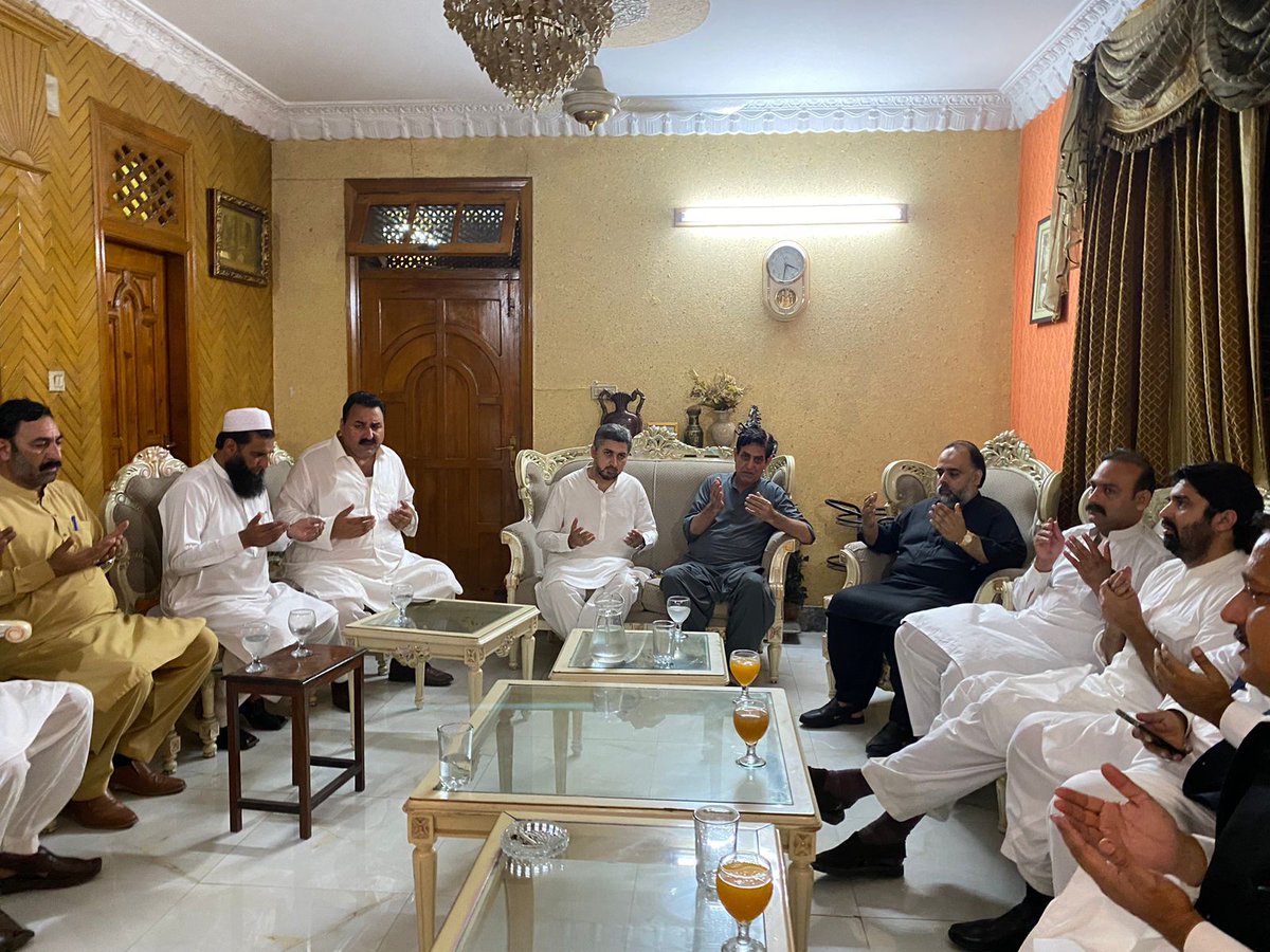 QasimAliShah81's tweet photo. خیبرپختونخواہ وزراء سید قاسم علی شاہ، عبدالکریم، فضل شکور، ایم پی اے سمیع اللّٰہ خان اور ایم پی اے عارف احمد زئی نے صوبائی وزیر مال واسٹیٹ نذیر احمد عباسی سے انکی والدہ کی وفات پر راولپنڈی میں ان کی رہائش گاہ اظہار تعزیت کا اظہار کرتے ہوئے فاتحہ خوانی کی۔
#PTI #SQAS #PK81 https://t.co/3R9lZXIMPw