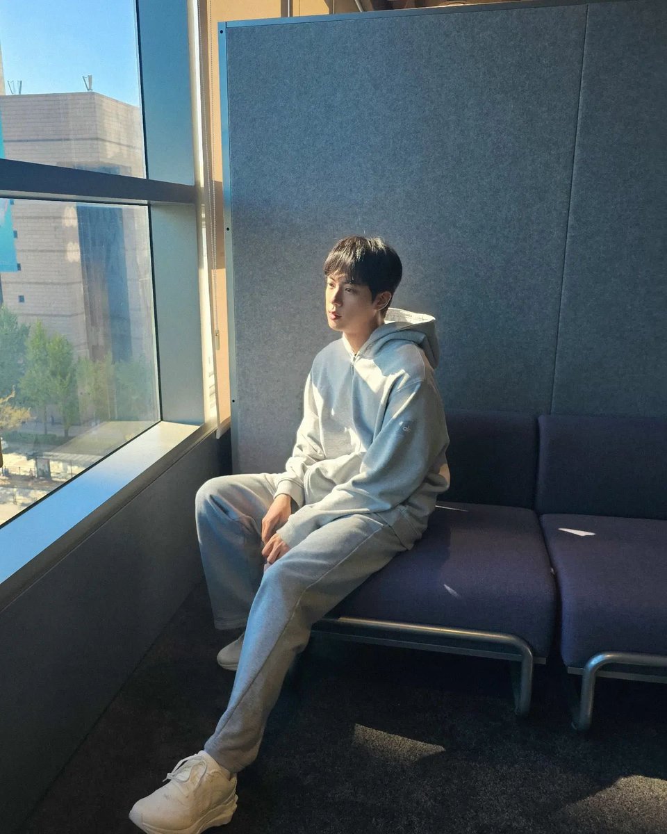 seokjinfile's tweet photo. JIN ON INSTAGRAM OMG ALO?! https://t.co/0Vje0APWqN