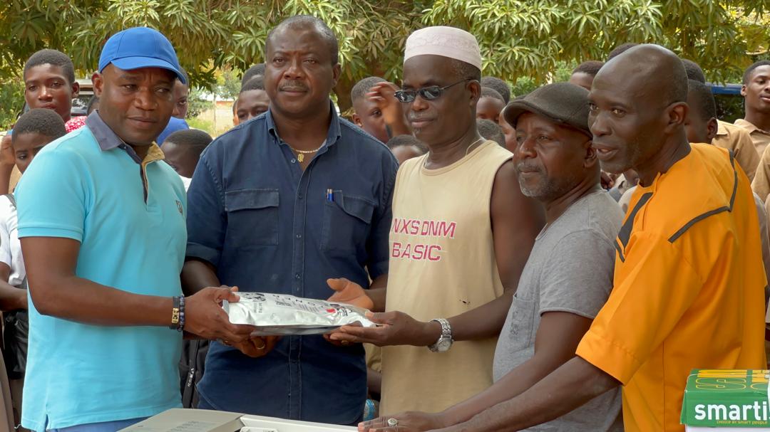 Lacs1/ deux lycées bénéficient de don d'un natif
Ce lundi 24 septembre 2024, M. Eric Toulan Fioklou, Inspecteur des douanes, cadre et natif de la commune des Lacs 1 a rendu visite aux  lycées de Zalivé et Zowla..lire plus👉🏽bit.ly/3XAcbqg