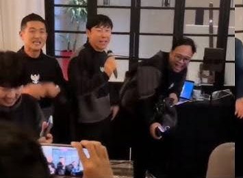 "Mereka bermain untuk Malaysia. Tapi mereka berasal dari India. Ibunya orang Sri Lanka, bapaknya orang Bangladesh. Tapi di paspor tertulis: Malaysia"