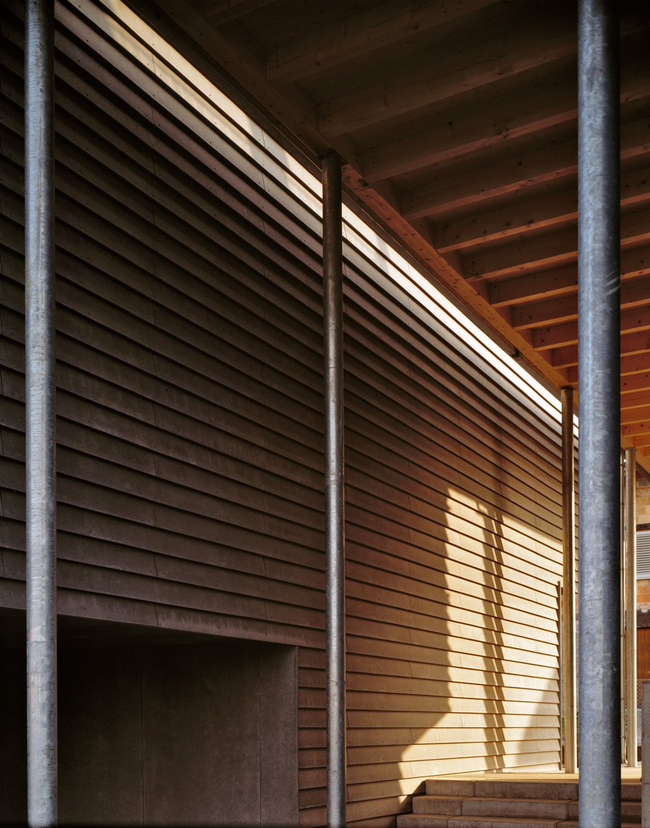 📷 PICTURE OF THE WEEK - LIGHT, SHADOW, MATERIAL 📷
4 rowhouses in Nofels V58, Feldkirch, Austria 1993
#baumschlagereberlearchitekten #architecture #construction #wood
Photo: Hueber