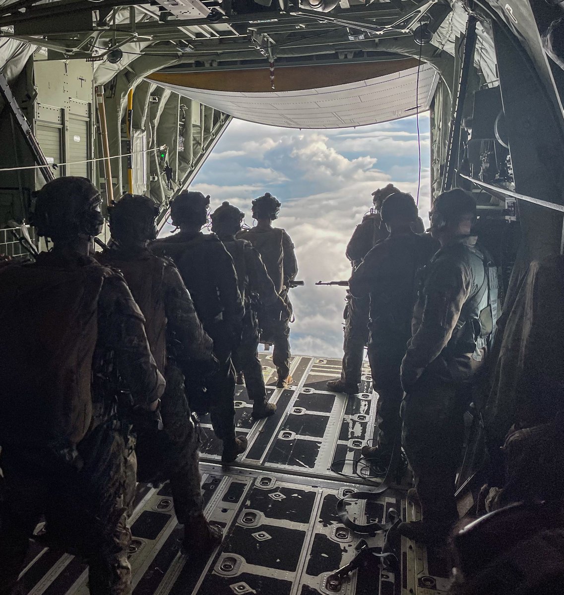 US_SOCEUR's tweet photo. 10th Special Forces Group (Airborne) Green Berets, alongside their Serbian counterparts, conducted an airborne jump in Pranjani, Serbia as part of a training event and ceremony in honor of the 80th anniversary of Operation Halyard.
#SOFinEurope #StrongerTogether #Halyard https://t.co/fcaK01zbIn