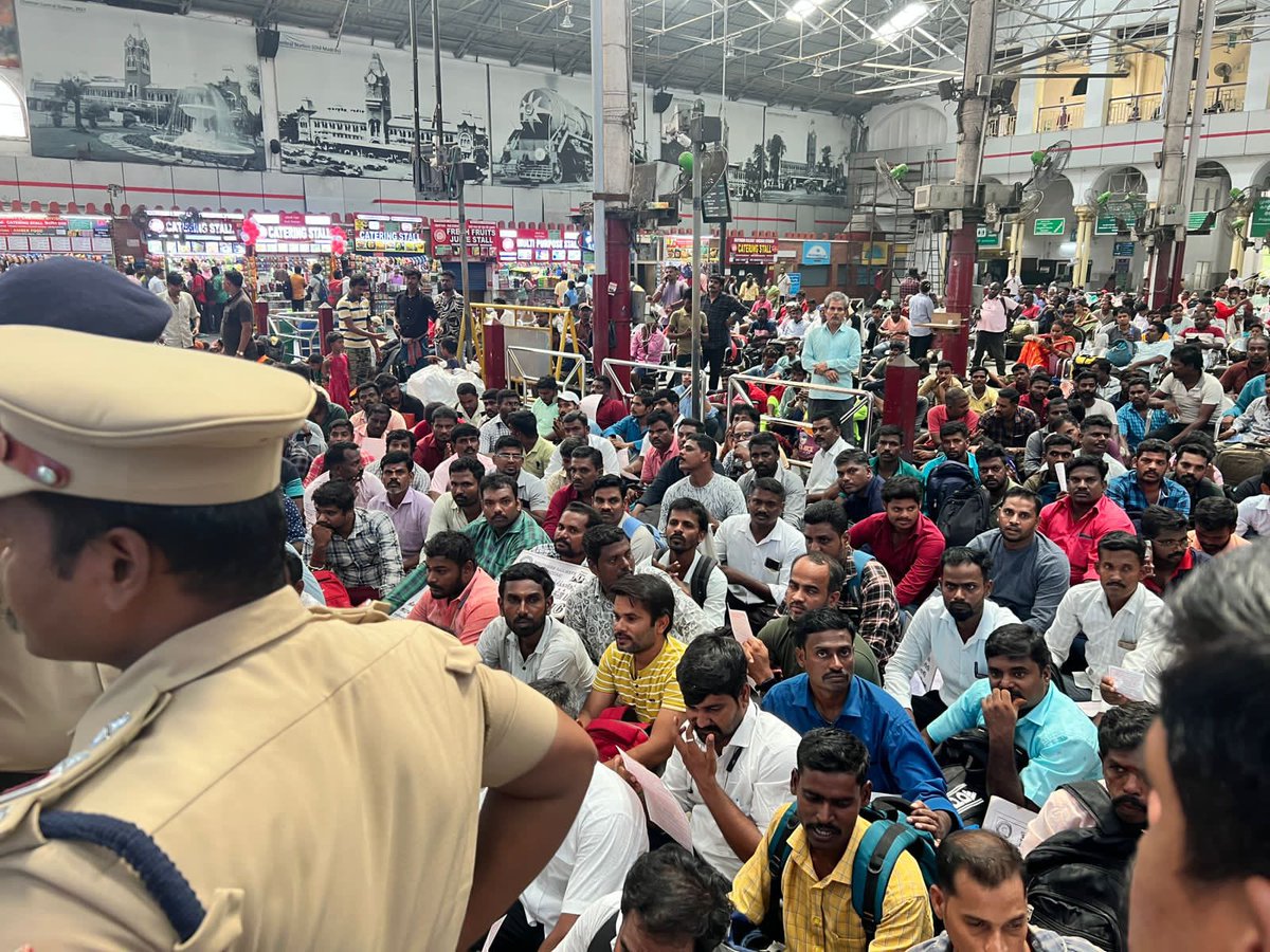 abhishekja48492's tweet photo. Protest4GmPower
रेल मंत्री जी #रेल_अप्रेंटिस की आवाज सुने रेल में हो रही लगातार दुर्घटना को सिर्फ रेल अप्रेंटिस की सीधी नियुक्ति से रोका जा सकता है क्योंकि रेलवे के पास 3 लाख पद खाली पड़े है
@RailMinIndia 
@RailwaySeva 
@AshwiniVaishnaw
@RahulGandhi
@HqNrmu @ANI @SCRailwayIndia https://t.co/qG2zBOQaPo