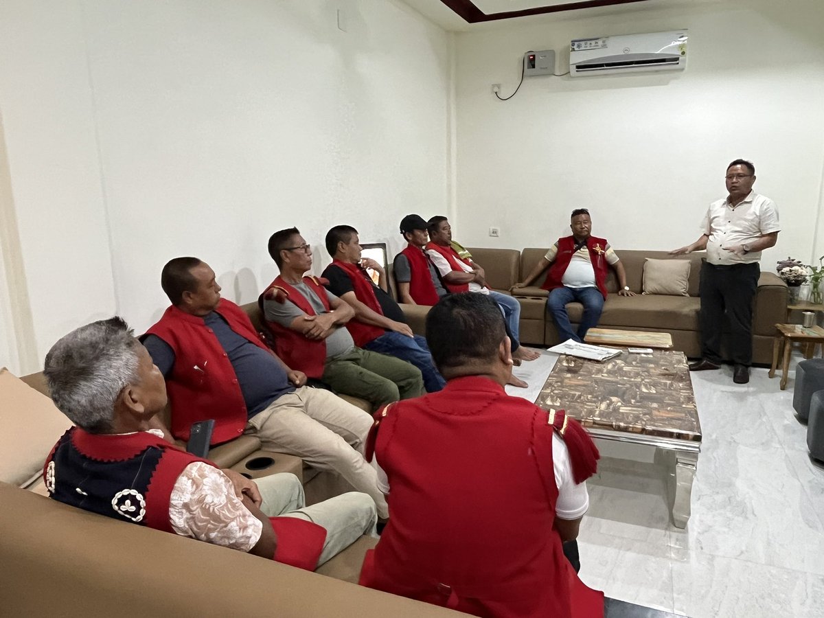 Mughavi_Swu's tweet photo. Had a productive meeting with the Niuland https://t.co/TM8zdCaIYU Union.
It’s hard to gather honey from aggressive bees, but once you get it, the sweet reward makes the effort worthwhile.
@jacob_zhimomi 
@DcNiuland https://t.co/OnY87jAJ9m