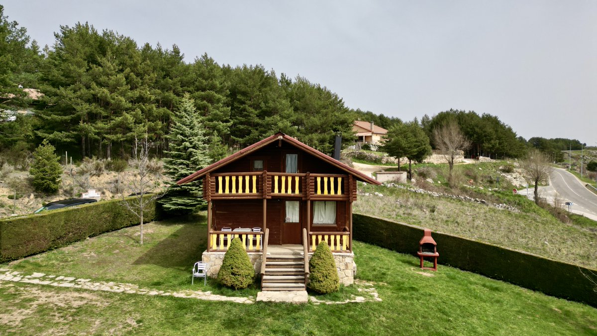 🏡 ¿Te imaginas una escapada en una #cabañademadera estilo nórdico?
La #Cabaña El Álamo te ofrece todo el confort en plena #naturaleza 🌲. Relájate y disfruta de las impresionantes vistas de la Sierra de #Gredos
🐾 ¡Y sí, tu perro es bienvenido!🐕
🌐alojamientosengredos.es #Ávila