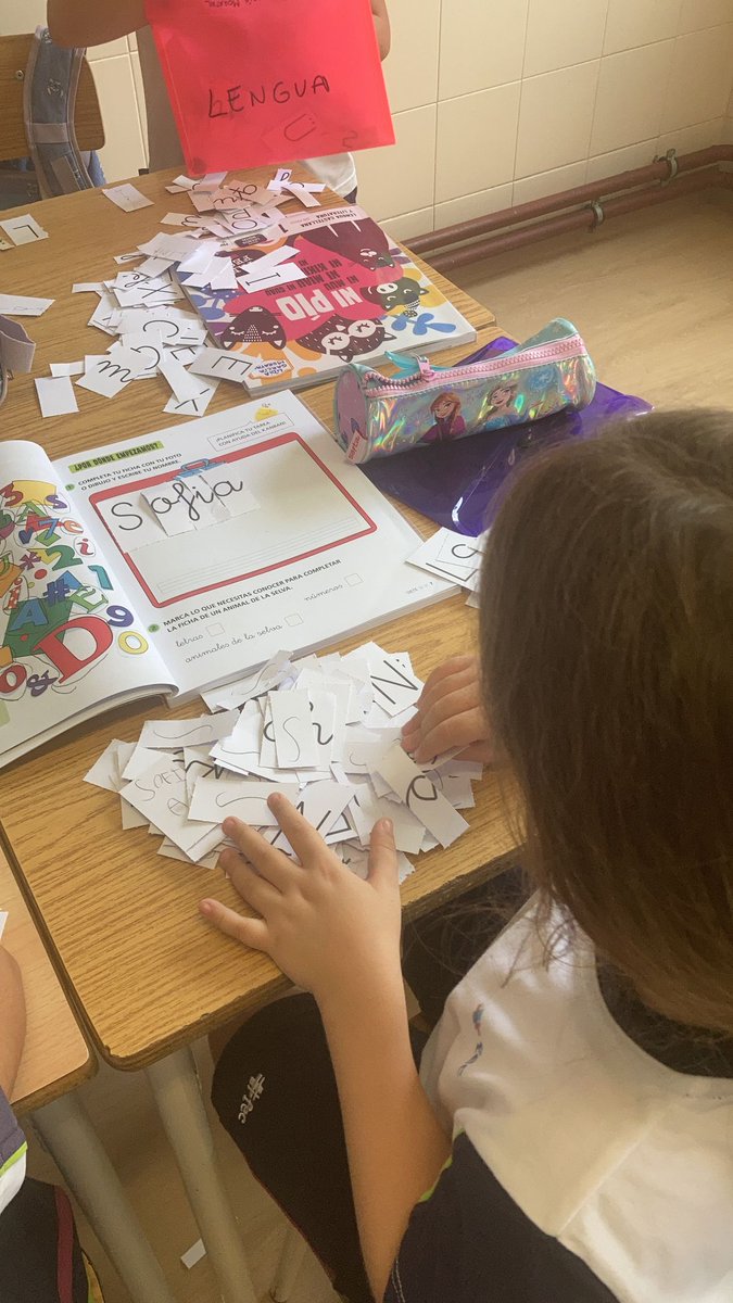 fecmips's tweet photo. A nuestros chicos y chicas de #primeroEP les encanta trabajar manipulativamente con las tarjetas de letras.
¿Qué mejor forma de repasar las mayúsculas y minúscula que con sus propios nombres?
#lengua
#primaria
#aprendizajemanipulativo
@Edelvives
@colegiosfec https://t.co/4rYifqYMnL