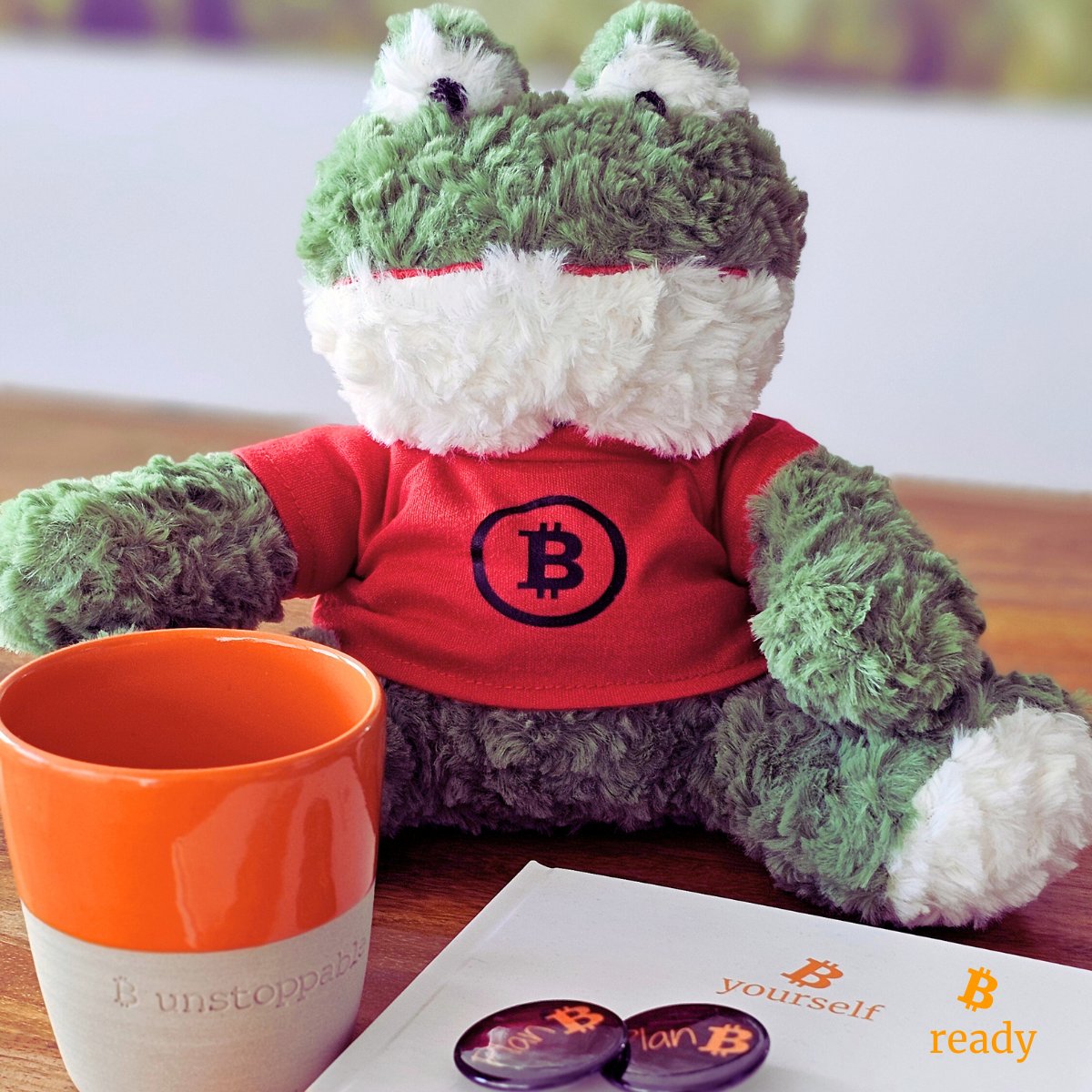 𝗗𝗮𝗿𝗳 𝗶𝗰𝗵 𝘃𝗼𝗿𝘀𝘁𝗲𝗹𝗹𝗲𝗻: 𝗗𝗲𝗿 "𝗕𝗶𝘁𝗙𝗿𝗼𝗴"  📷
Den gibt's mit verschiedenen Shirtfarben. Und gerne auch personalisiert. Sprich uns an, wenn Du ihn ganz individuell gestaltet haben magst.