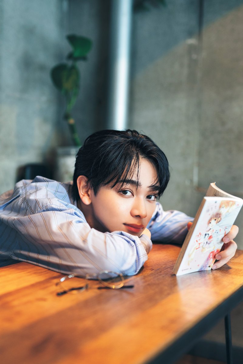 oricon's tweet photo. 宮世琉弥『CanCam』で妄想デート💕
“オフの日”のまったり散歩デートを熱演
至近距離で目が合うドキドキカットも

もしデートするなら❓️
「基本的にふざけていそう(笑)」

撮影中はお店にいた年配の婦人と世間話を…
https://t.co/i2zNc2COiW

#宮世琉弥 @miyase_staff https://t.co/ueqXNZ9MtC