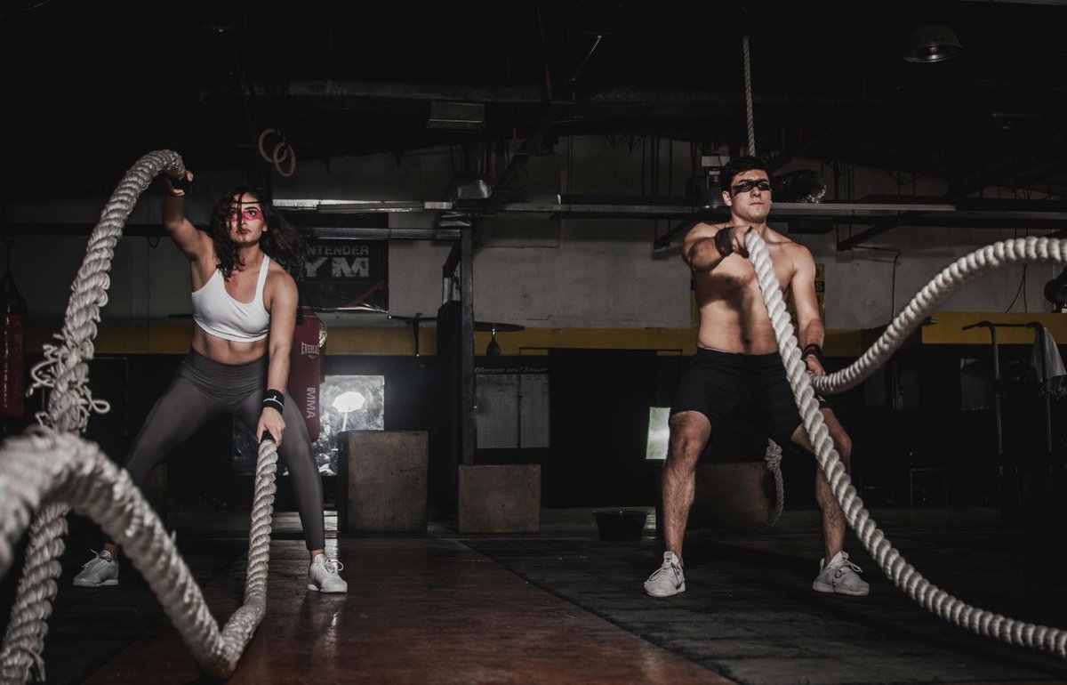 CrossFit: Benefits and Risks

CrossFit is a sport that combines powerlifting, weightlifting, plyometrics, gymnastics, running, and interval training.

This sport helps develop endurance, reaction time, and strength. It also effectively burns fat.

However, it is more suited to