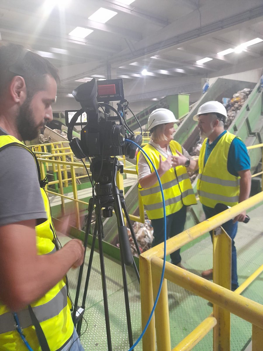 Ahir vam rebre al programa <a href="/endirecte_apunt/">En Directe</a> en la nostra planta de Caudete. Gràcies a <a href="/herreros_p/">P Herreros</a> i el seu equip per interessar-se en el nostre treball i destacar la importància d'una correcta separació de residus per a la seua posterior valorització.

▶️ apuntmedia.es/programes/en-d…