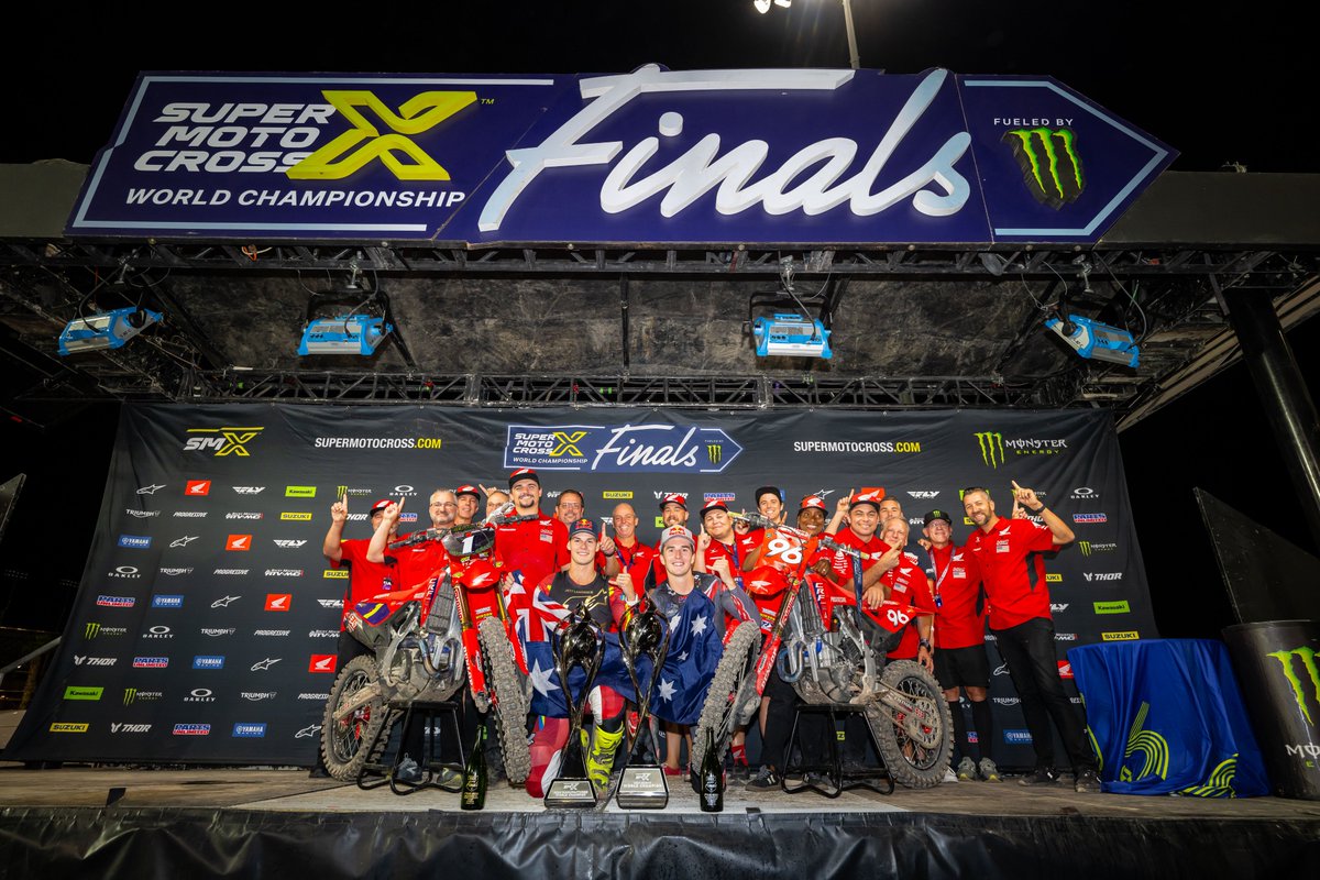 HondaJP_Live's tweet photo. #AMASMX 最終戦ラスベガスのレポートを公開🆙

👉https://t.co/zURxDKxA45

ジェット・ローレンス選手(Team Honda HRC Progressive)が450SMXシリーズ2連覇🏆🏆
チームメートで兄のハンター・ローレンス選手が総合ランキング2位に続き、兄弟で1-2フィニッシュの快挙を達成🥇🥈

下田丈選手は250SMXで総合ランキング4位に入りました👏

#HRC #HondaRacing #ホンダモースポ