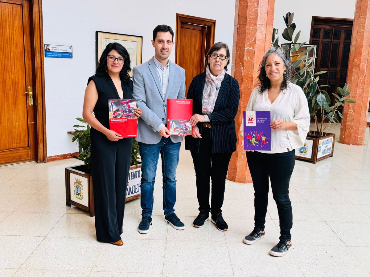 hemos recibido a Livia Condorcahua, coordinadora pedagógica en escuelas de Fe y Alegría Perú, en sus entrevistas con Ayuntamiento de Santander y Gobierno de Cantabria, acerca de la campaña “Pongamos la educación en el mapa”

#SillaRoja #PongamosLaEducaciónEnElMapa