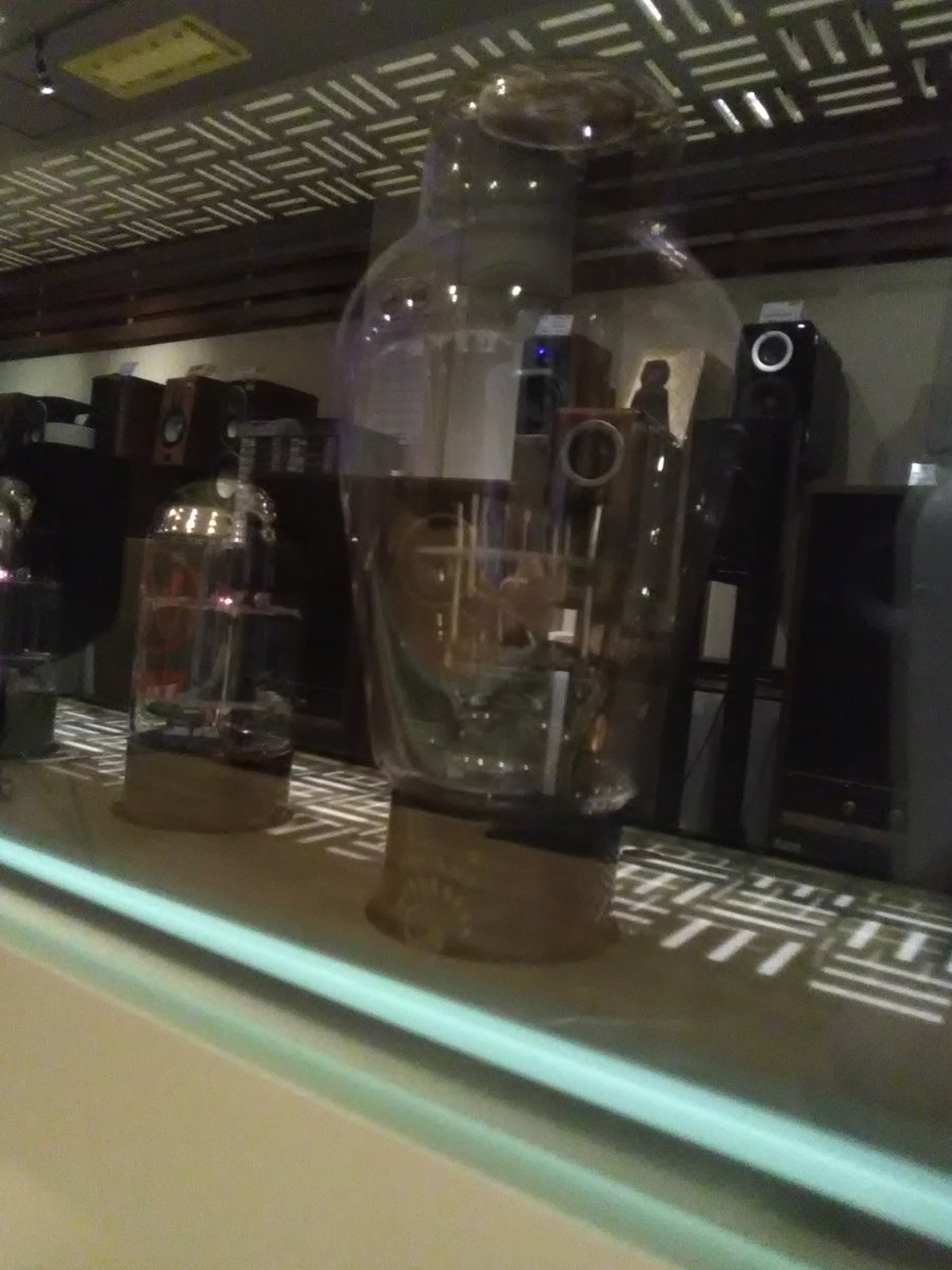 oku_papa's tweet image. 若く色気のある演奏で浸透力が素晴らしく、生命力宿るさまが心地好いです。PSVANE製WE300Bシングルならではの、幽玄かつ麗しい世界観。日本的"雅(みやび)"を感じました。
#Phasemation #audio #シマムセン #大阪日本橋 #真空管アンプ #試聴