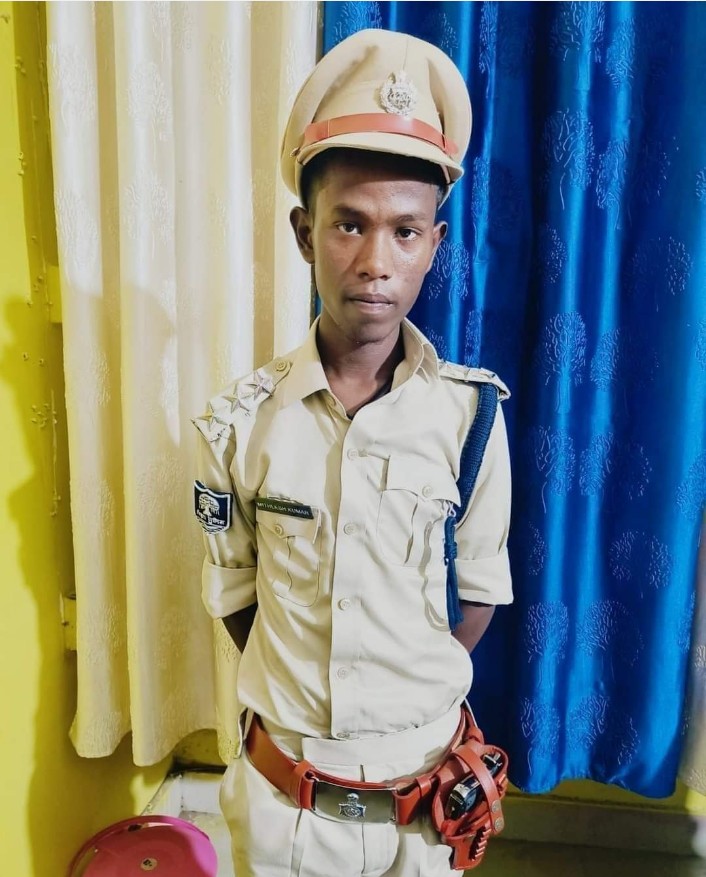 BmjJatav's tweet image. बिहार में 2 लाख रुपए देकर फर्जी IPS अधिकारी बनने वाले मिथिलेश कुमार ने कहा:

•'अब मैं पुलिस वाला नहीं बनना चाहता हूं, अब मैं डॉक्टर बनना चाहता हूं'

#Bihar #IPS #FakeIPS #ViralIPS #DevaraStorm #GoldPrice