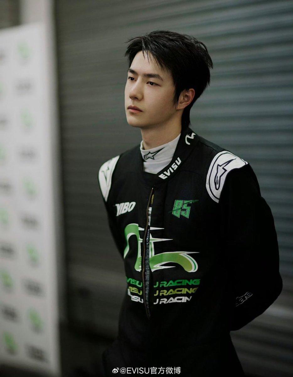 Chipper_Chom's tweet photo. ถ้าคุณไถไทม์ไลน์เห็นหวังอี้ป๋อแล้วยังไม่โดนตกสักที เราแนะนำร่างนักแข่งค่ะ มี100ตาย100 ตายเรียบ เกินต้าน https://t.co/N4kELKorj4