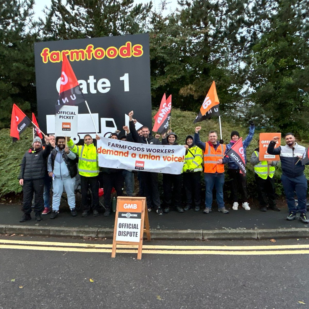 GMBMidlands's tweet photo. Farmfoods workers demand a union voice! https://t.co/a5gaUQDnJu