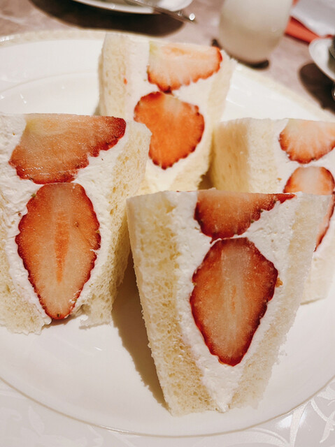 フルーツサンドはもう廃れたとか私は認められない。至高のイチゴサンド😘
