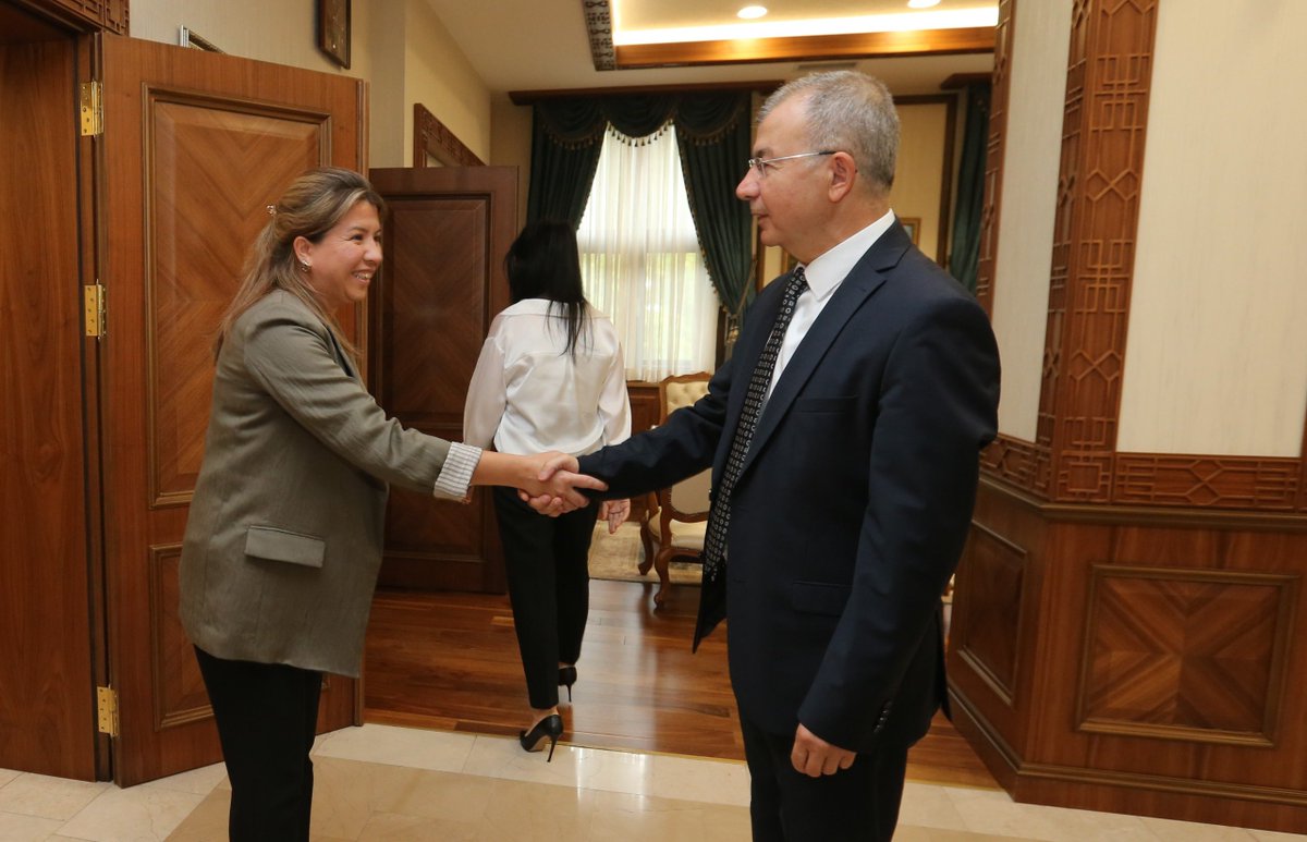 Mülkiye Başmüfettişi olarak atanan Valimiz Yılmaz DORUK, Valiliğimizdeki çalışma arkadaşlarını kabul etti.
Valimiz, Amasya'daki görev süresi boyunca yaptıkları gayretli çalışmalardan ötürü kendilerine ayrı ayrı teşekkür etti.