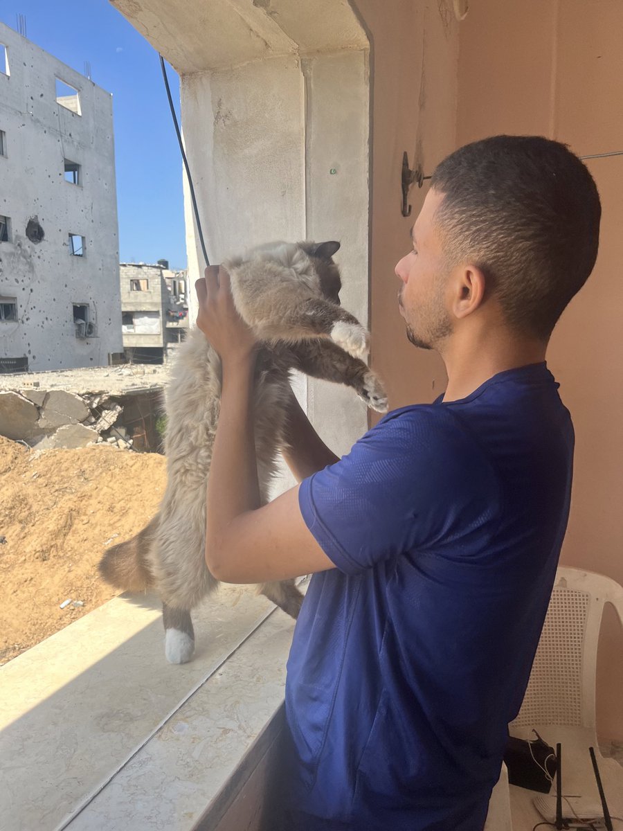 Mo7mmd30's tweet image. LEO AND I ARE STILL ALIVE IN GAZA.